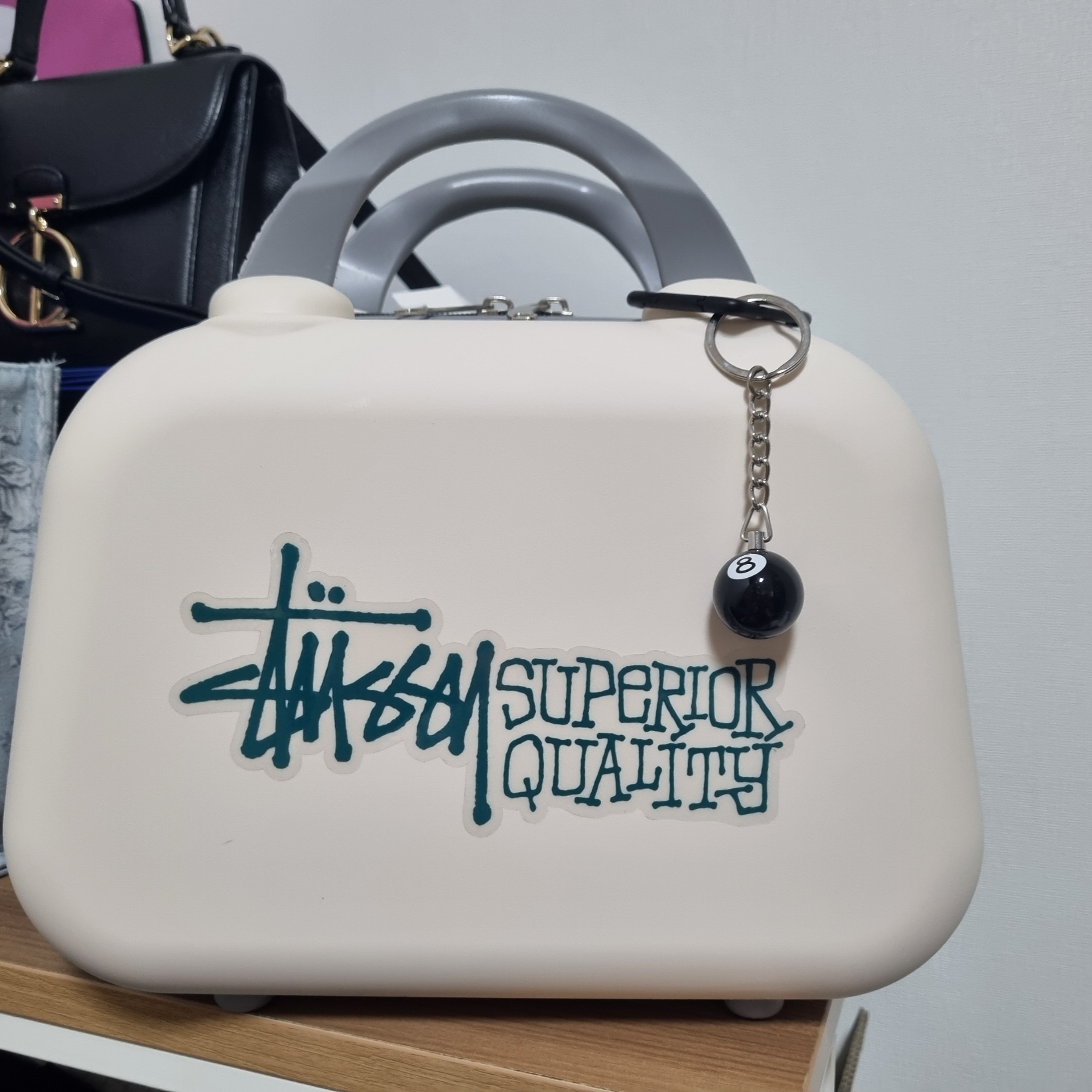 Stussy 8 Ball Keychain Black 착용 스타일