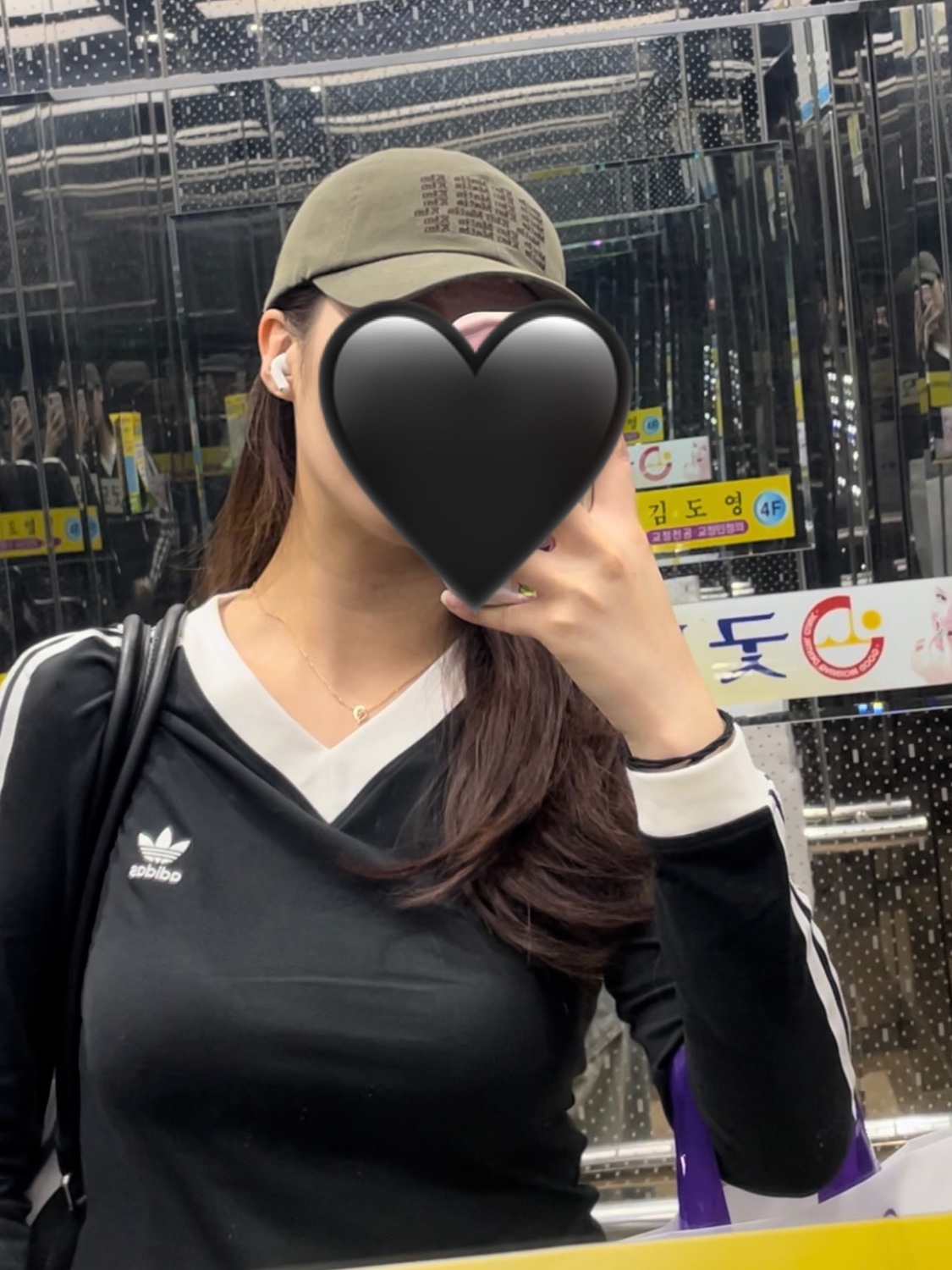 (W) Adidas V-Neck Long Sleeve T-Shirt Black - KR Sizing, Matin Kim Cargo Sporty Tote Bag Black 착용 스타일