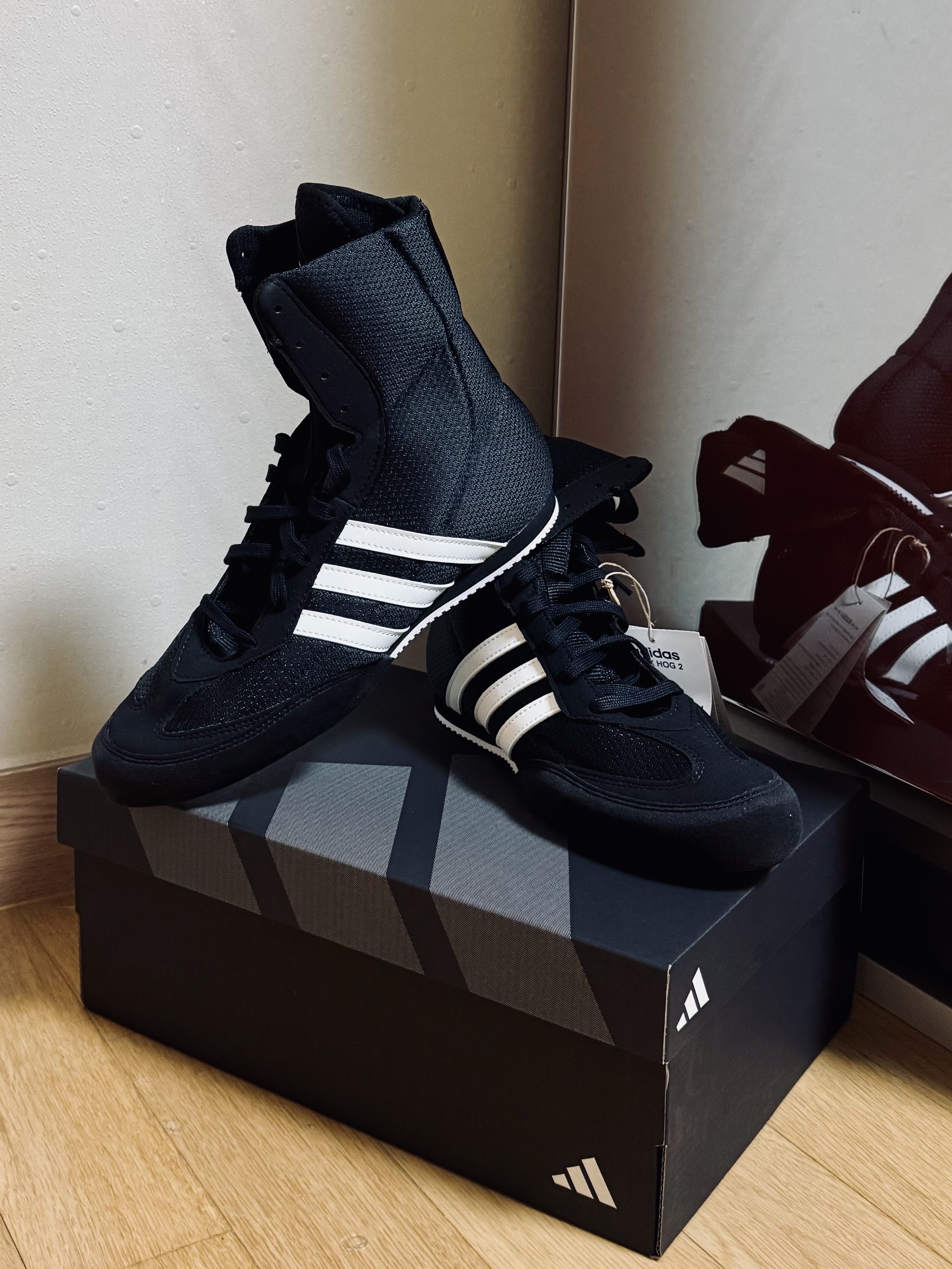 Adidas Box Hog 2.0 Boots Core Black Cloud White 착용 스타일