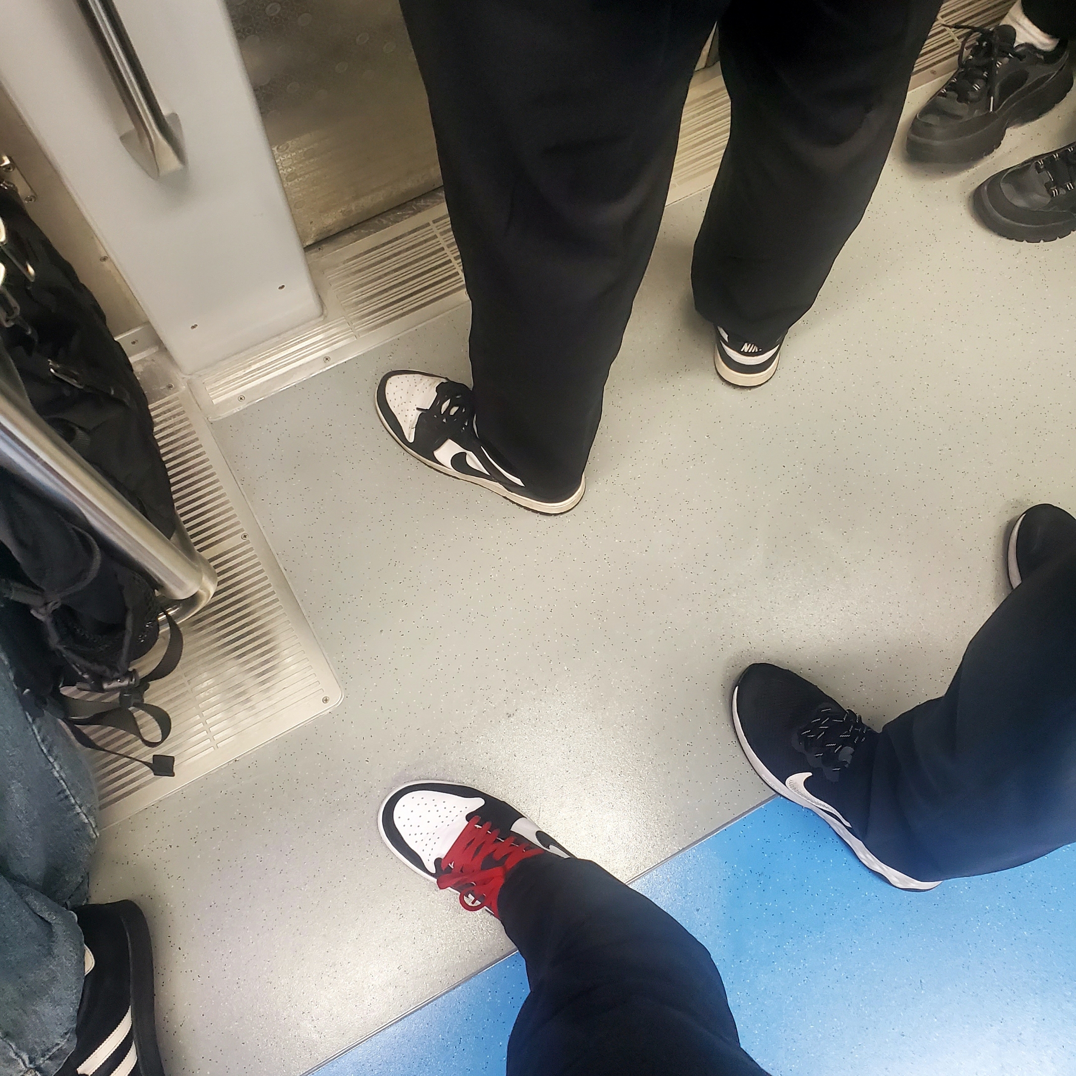 Nike Dunk Low Retro Black, Jordan 1 Retro Low OG Black Toe 착용 스타일
