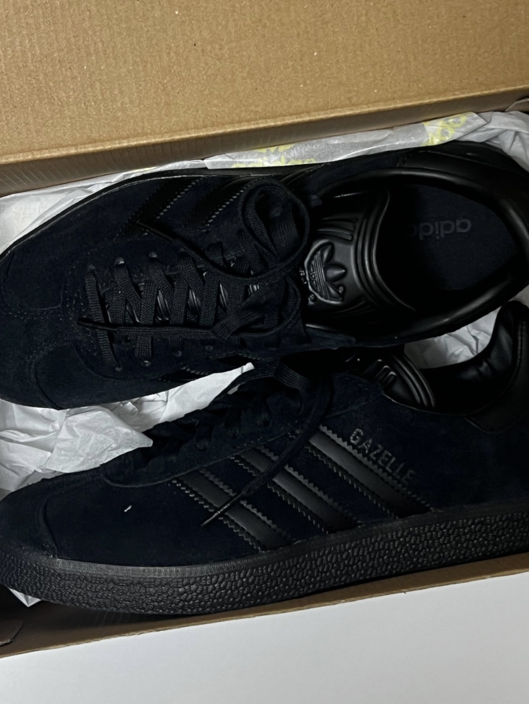 Adidas Gazelle Triple Black 착용 스타일