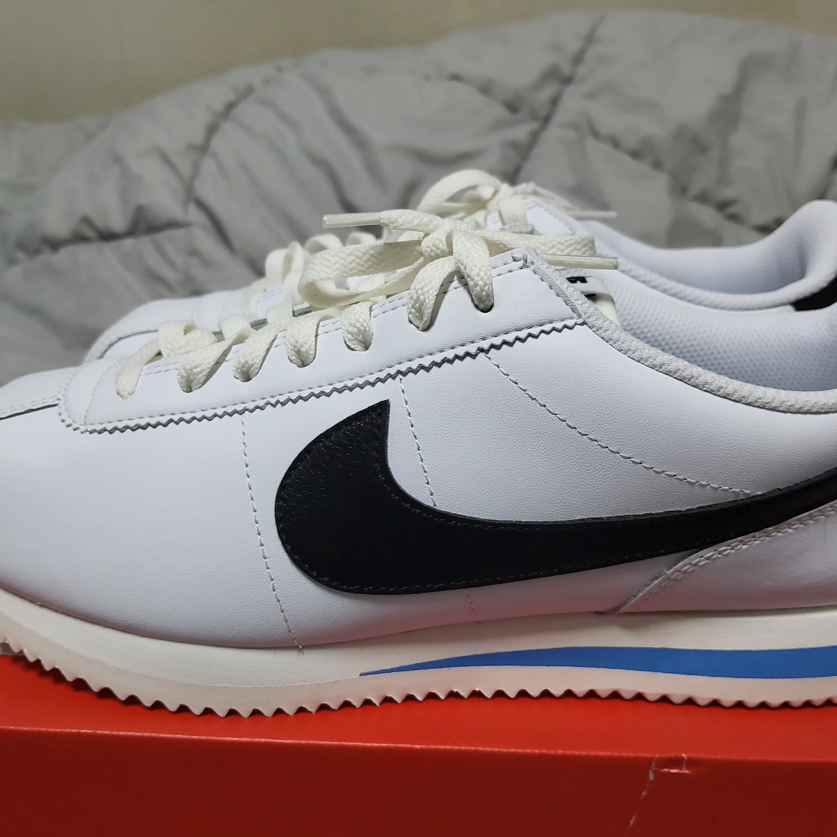 Nike Cortez White and Black 착용 스타일