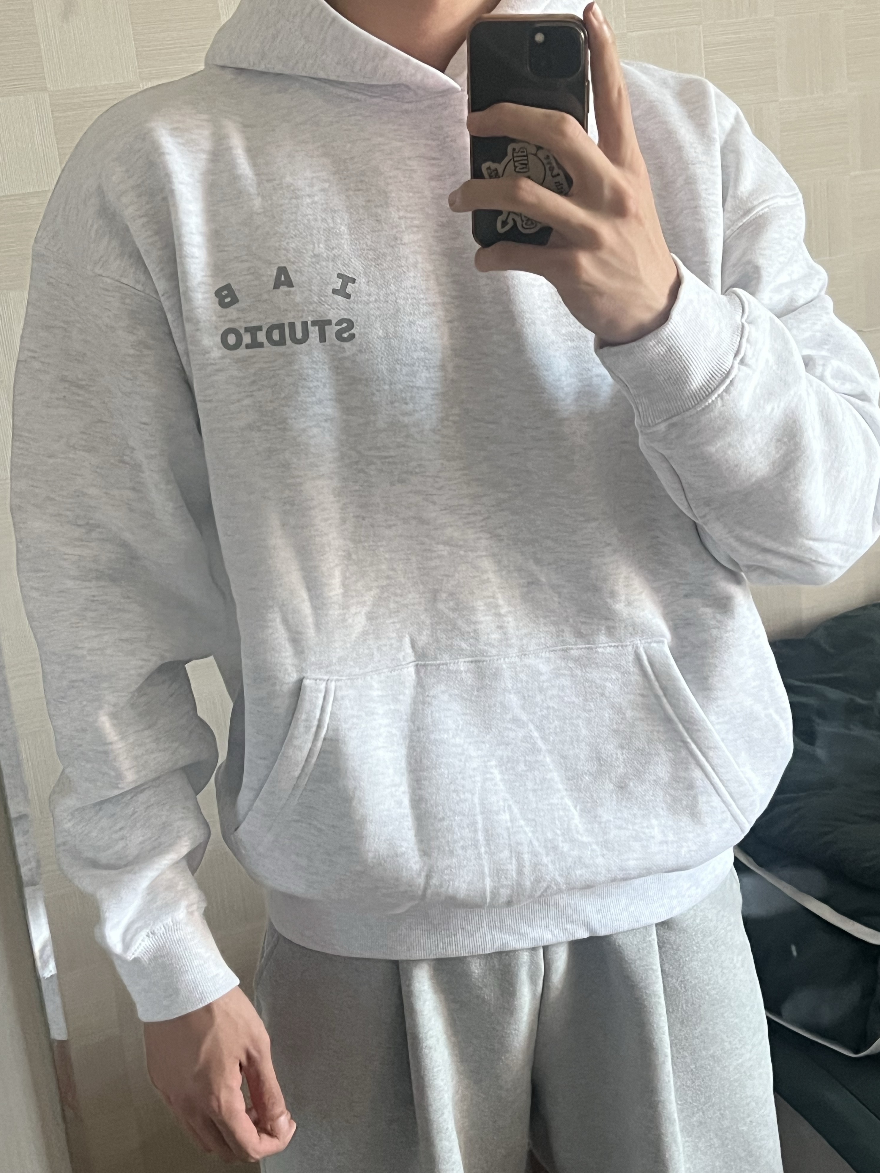 IAB Studio Hoodie Light Gray 착용 스타일