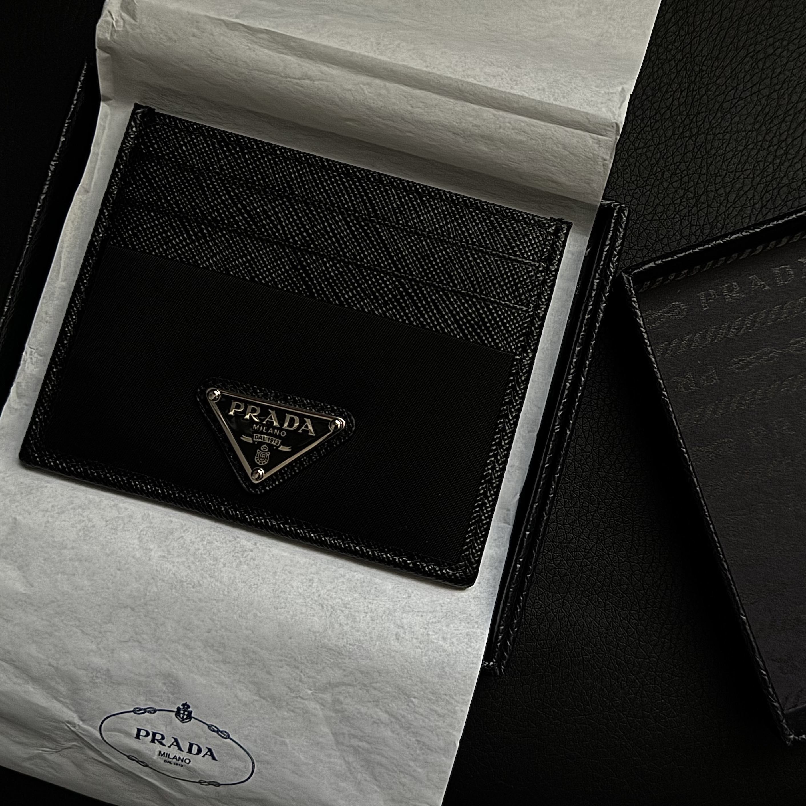 Prada Re-Nylon Saffiano Leather Card Holder Black 착용 스타일