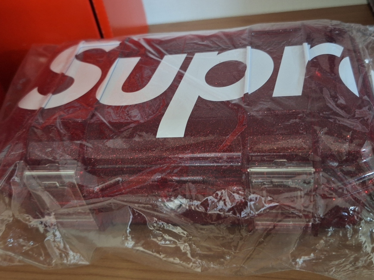 Supreme x Pelican Waterproof M50 Micro Case Red - 24FW 착용 스타일