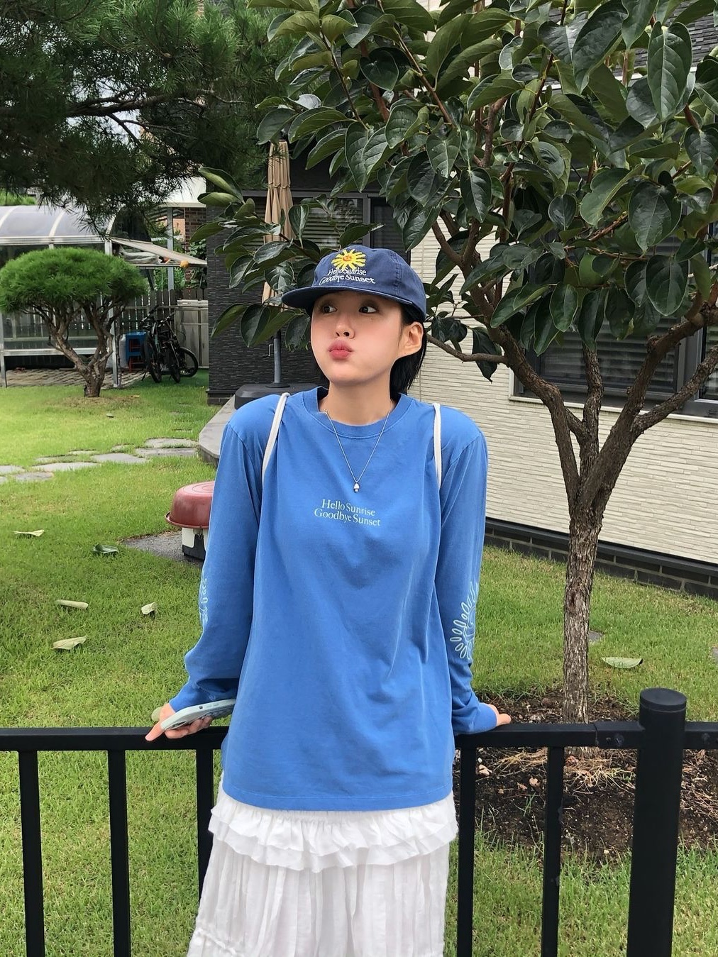 HS x Hank Classic Typo LS Tee VTG Blue 착용 스타일