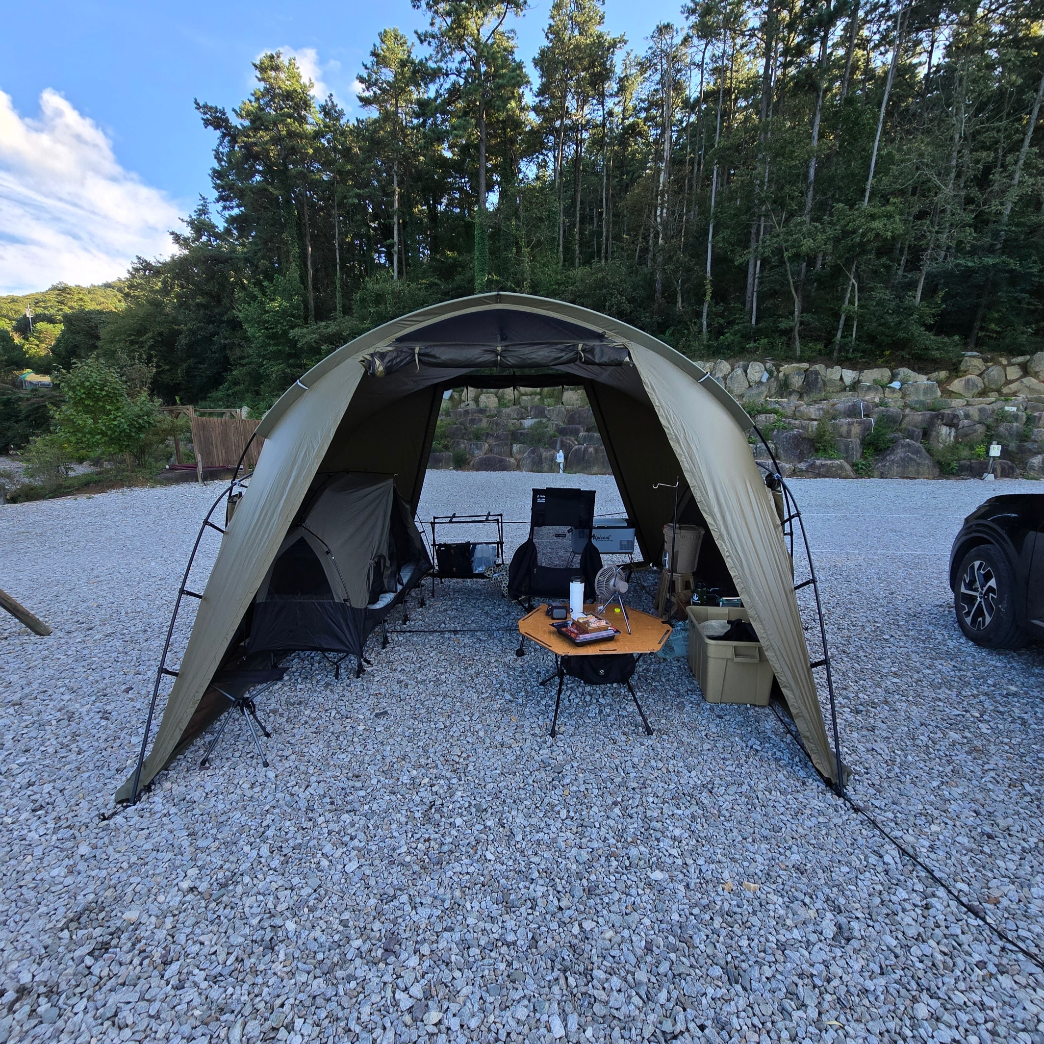 Helinox Tactical V-Tarp 4.0 R1 Coyote Tan, Helinox Savanna Chair All Black 착용 스타일 - 2