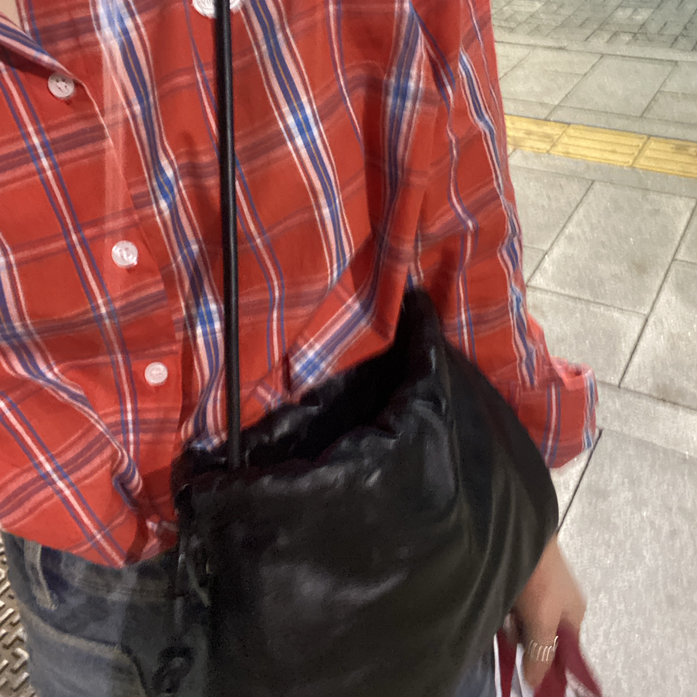COS Cavatelli Bucket Bag Black 착용 스타일