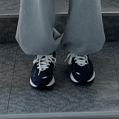 New Balance 2002R Premium Vintage Navy Grey 착용 스타일 - 3