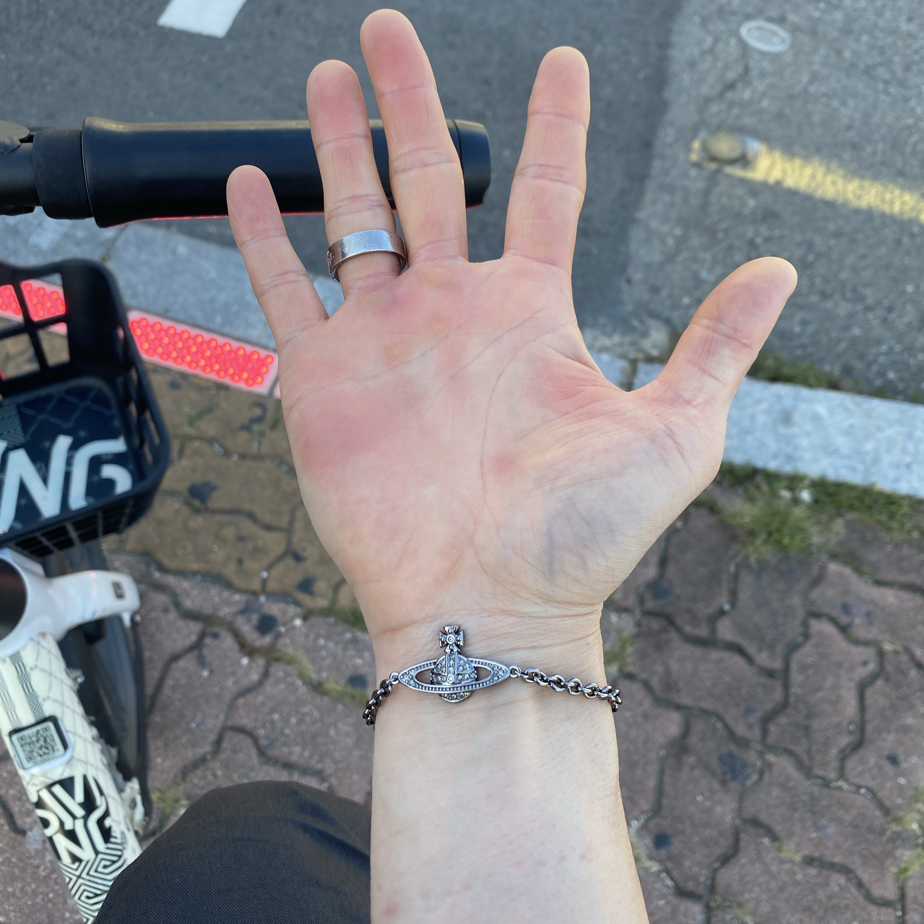 Vivienne Westwood Mini Bas Relief Bracelet Gunmetal 착용 스타일