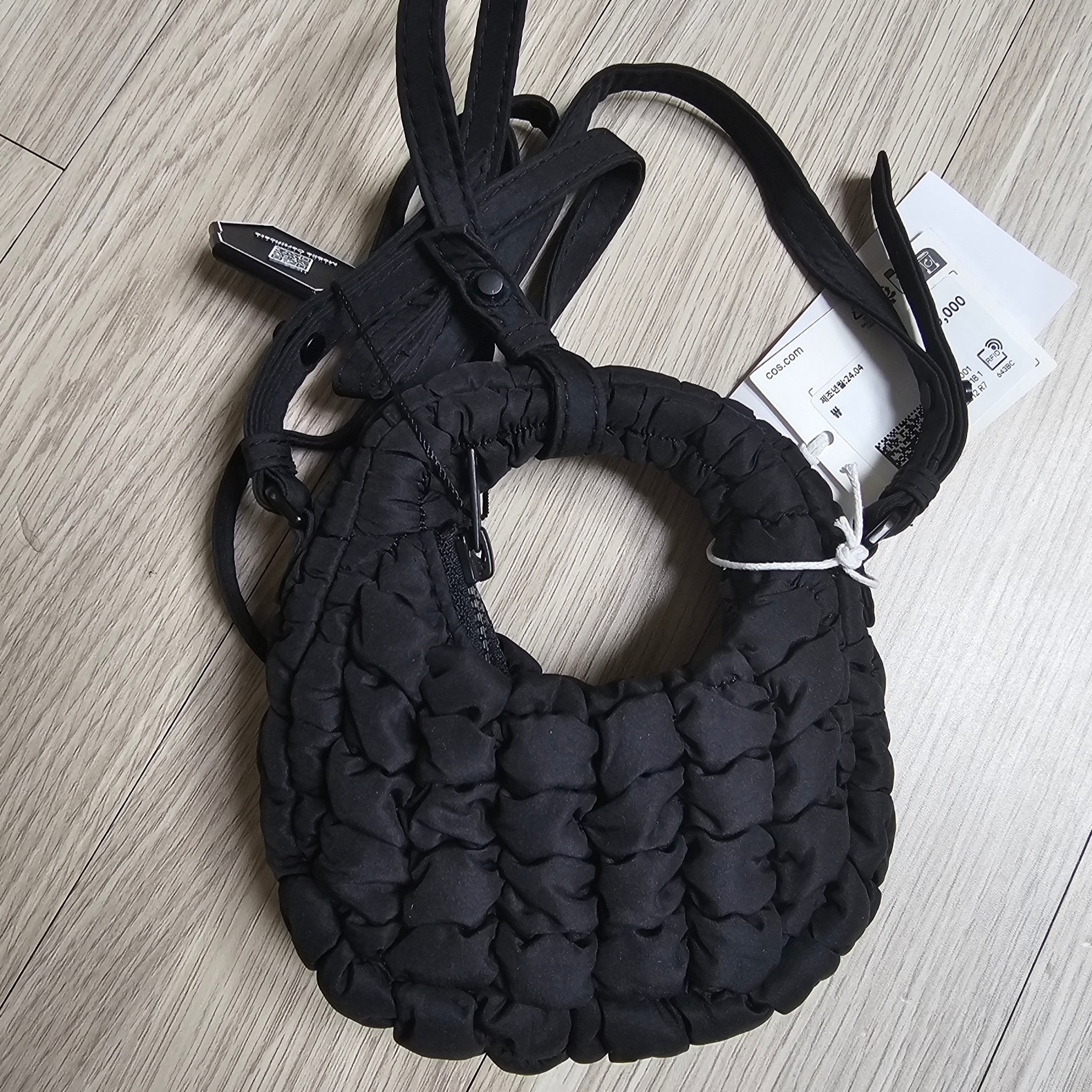 COS Quilted Nano Crossbody Bag Black 착용 스타일