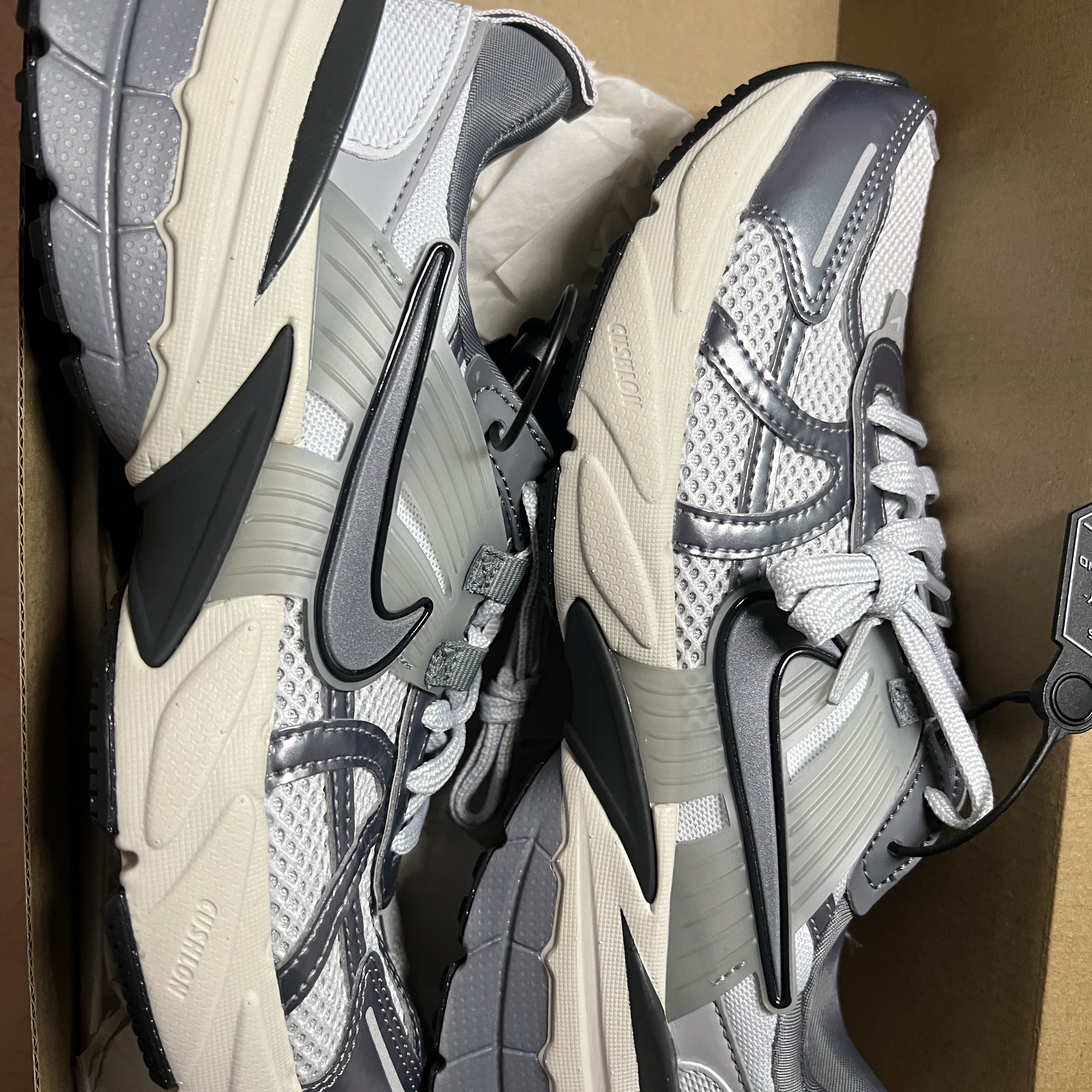 Nike V2K Run Pure Platinum Wolf Grey 착용 스타일
