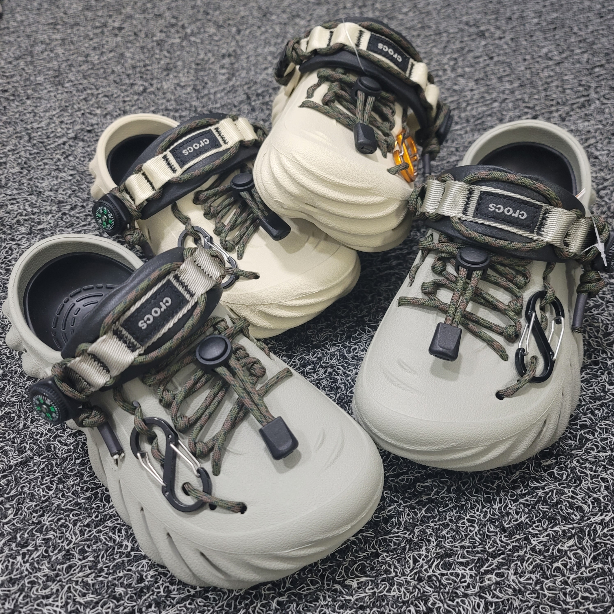 Crocs Echo Clog Bone Black 착용 스타일 - 4