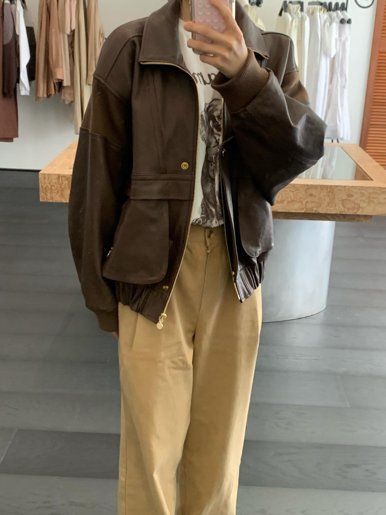 FARVEN Comte Rib Hem Leather Jumper Brown, FARVEN Iam Dachshund Tee Ivory 착용 스타일 - 1