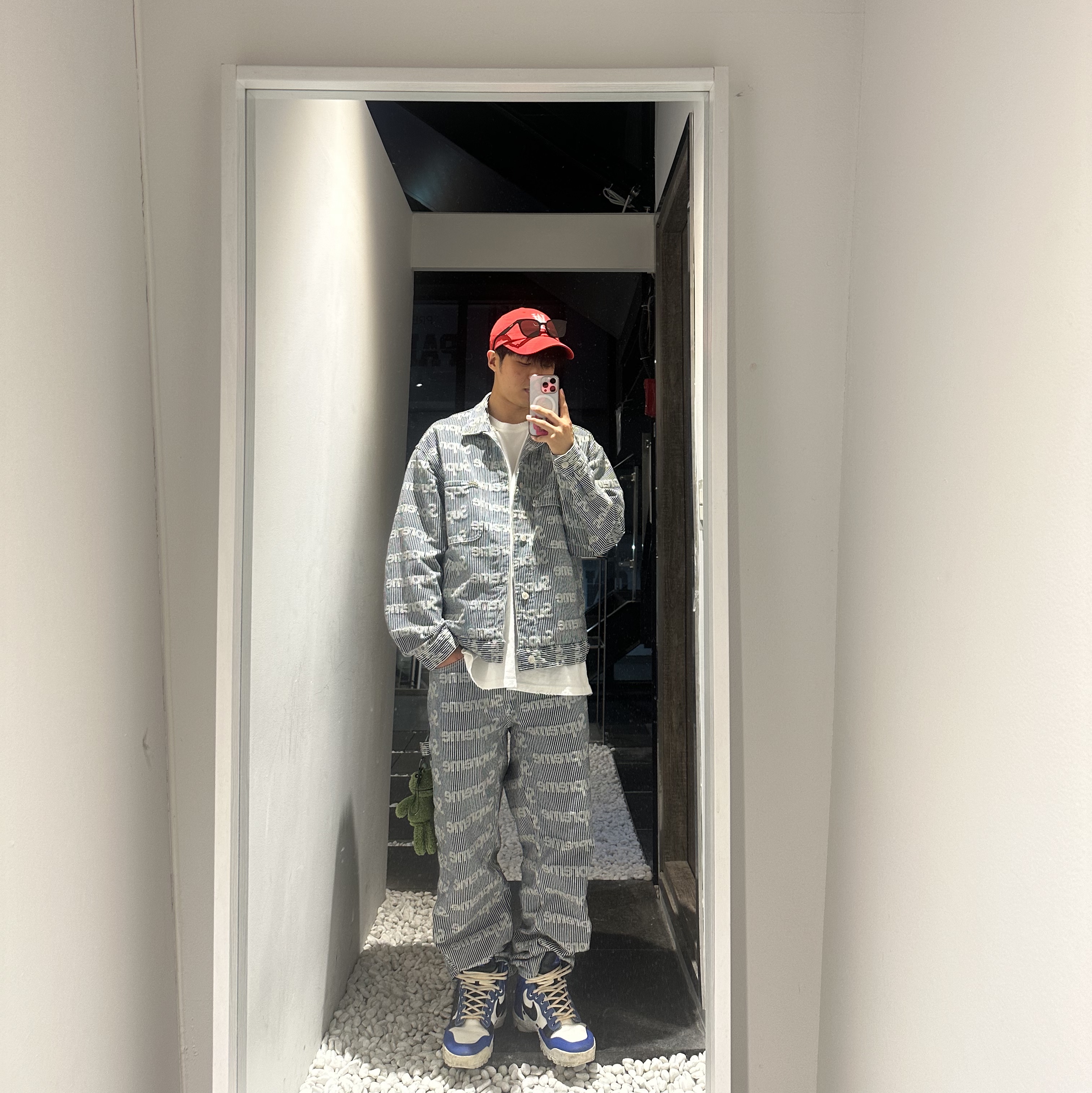 Supreme Denim Chore Trucker Jacket Stripe - 24SS, Supreme Denim Painter Pants Stripe - 24SS 착용 스타일 - 3