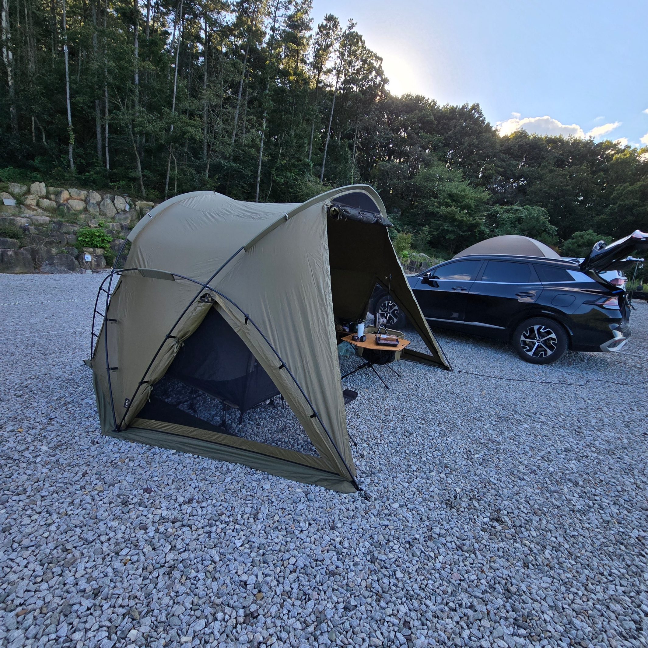 Helinox Tactical V-Tarp 4.0 R1 Coyote Tan, Helinox Savanna Chair All Black 착용 스타일 - 3