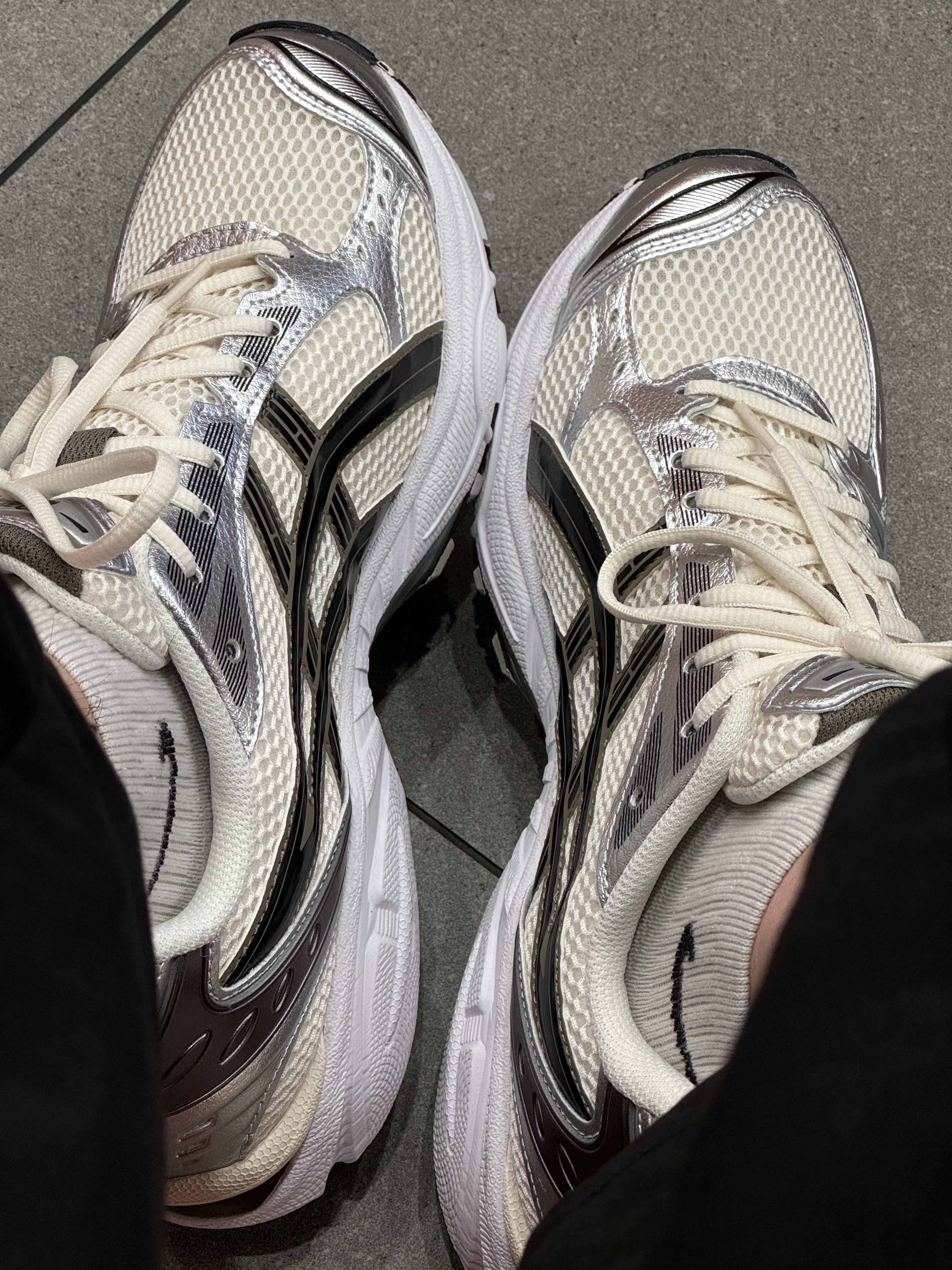 Asics Gel-Kayano 14 Cream Black 착용 스타일
