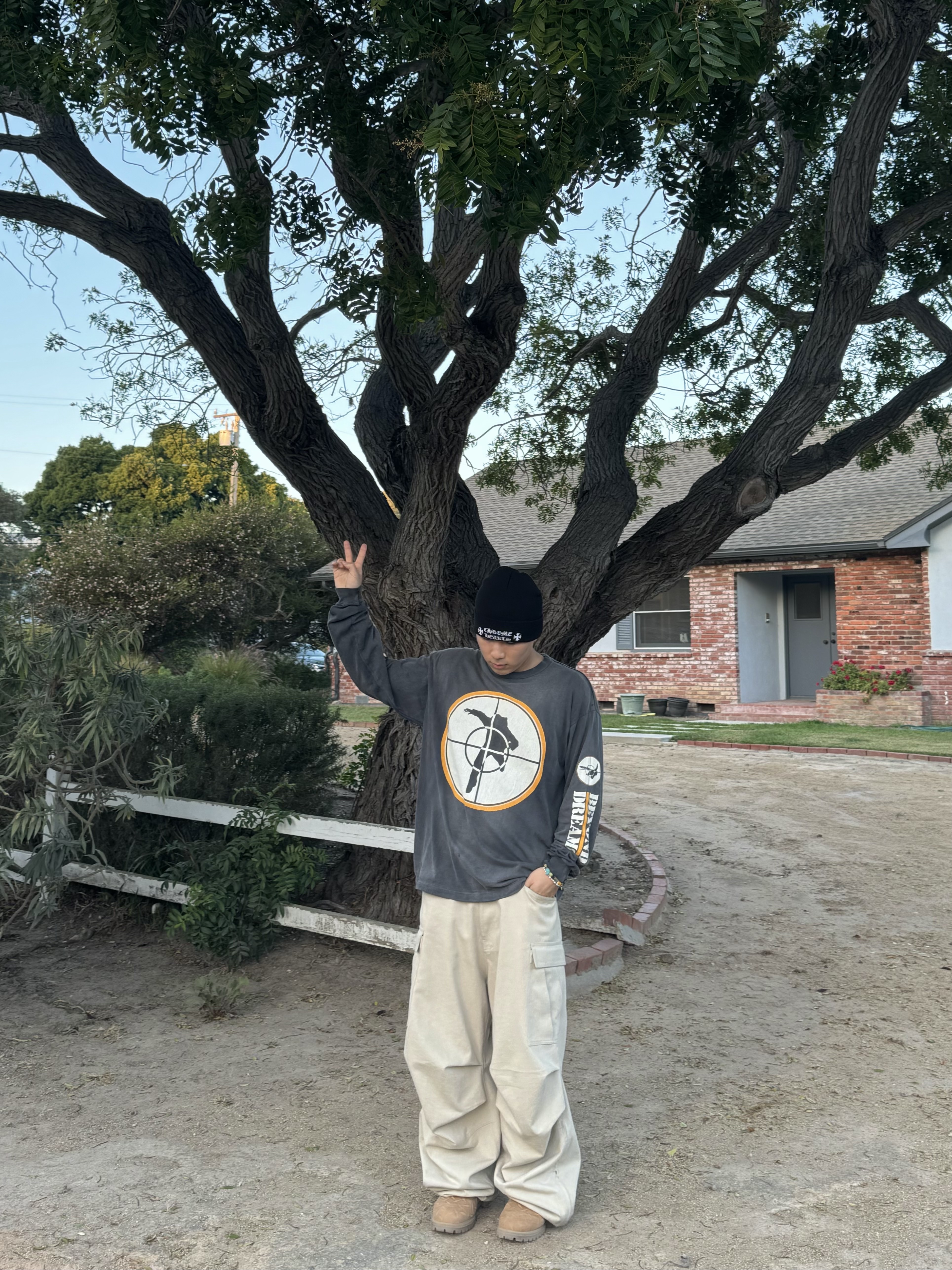 Nonnod Side Zip Cargo Pants Beige, Saint Mxxxxxx Target L/S T-Shirt Black - 24SS 착용 스타일