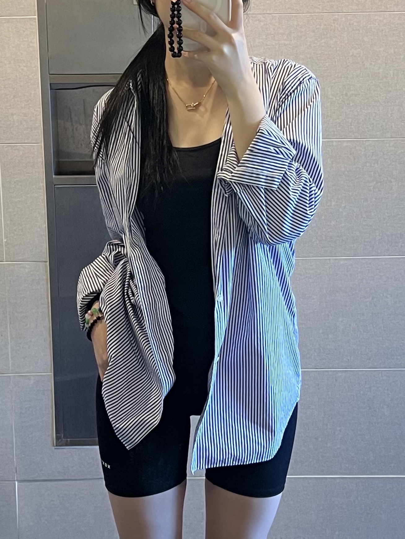 Play Comme des Garcons Striped Black Heart Shirt Blue 착용 스타일 - 2