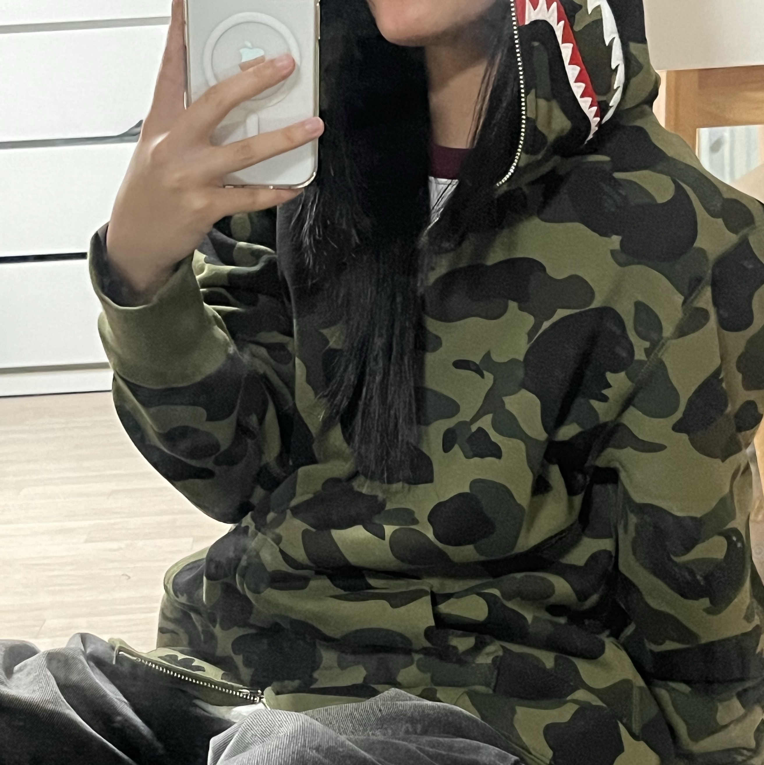 BAPE 1st Camo Shark Full Zip Hoodie Army Green 착용 스타일 - 3