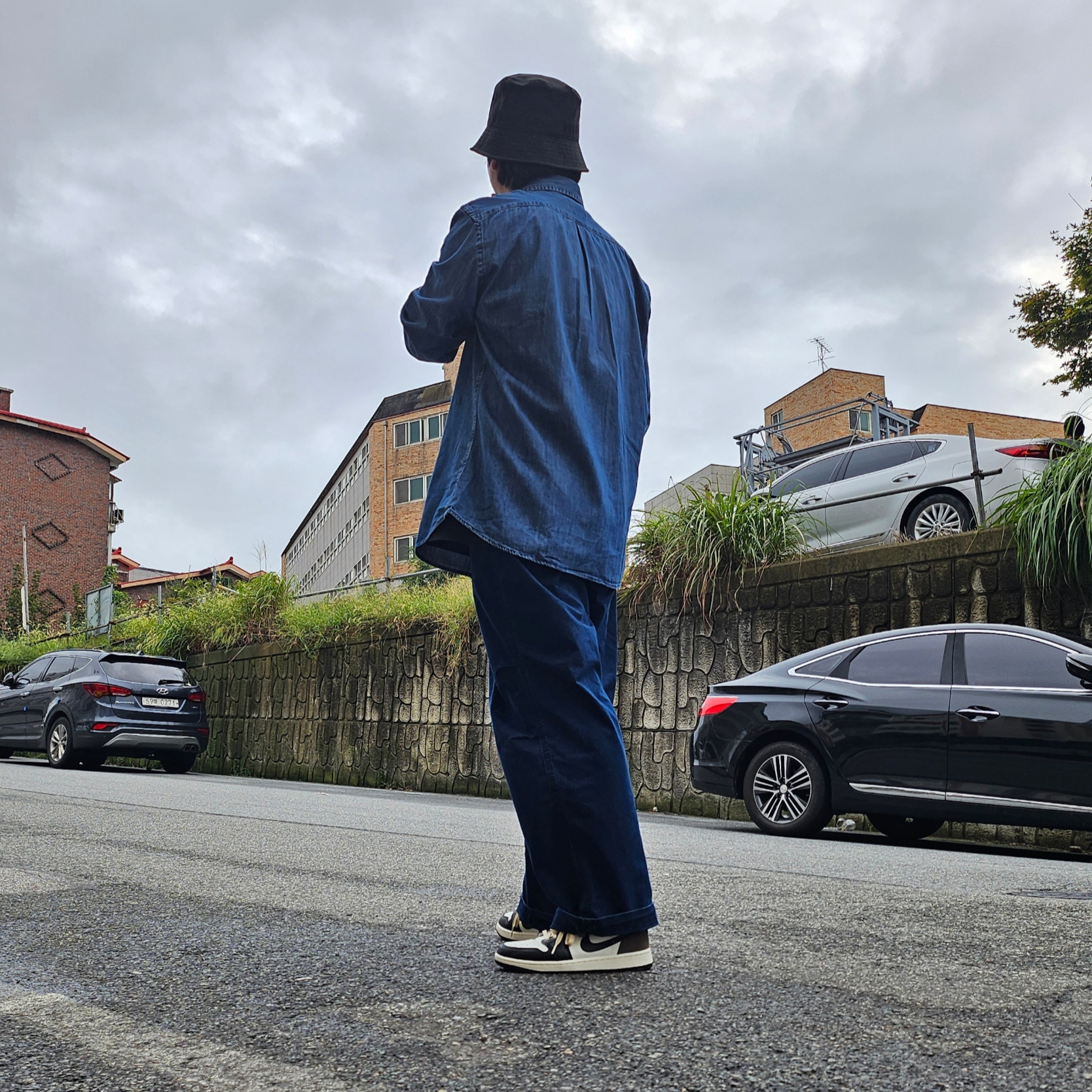 Jordan 1 Retro Low OG Mocha, Uniqlo C Wide Parachute Pants Denim Blue - JP 착용 스타일 - 1