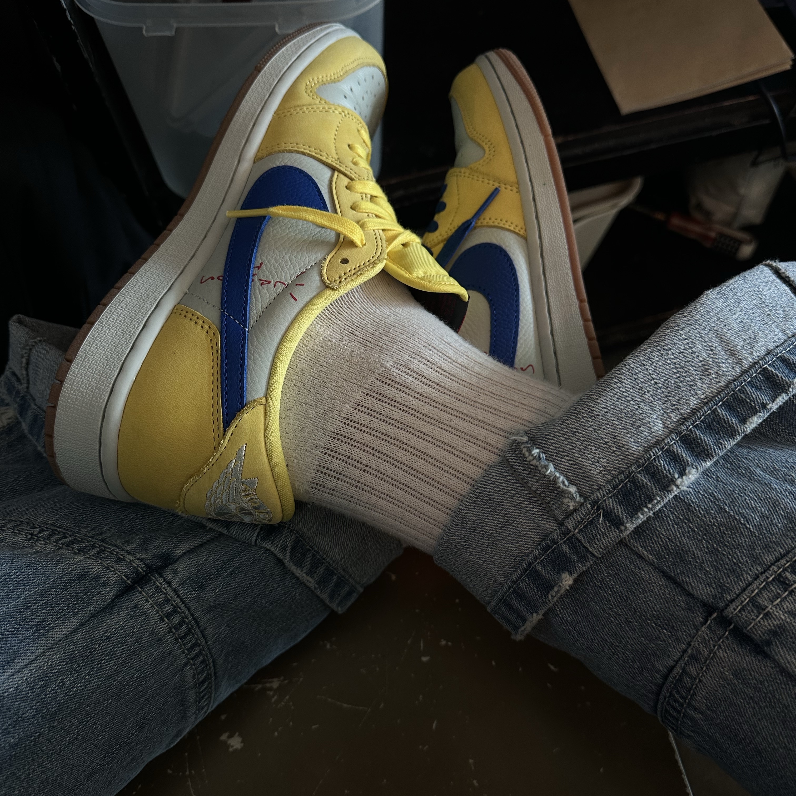 (W) Jordan 1 x Travis Scott Retro Low OG SP Canary 착용 스타일