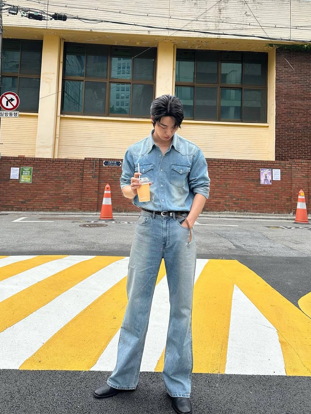 Essentials Trucker Jacket Indigo, Sugar Cane 14.25 oz. Denim Jacket 1953 Aged Model Light Blue 착용 스타일 - 2