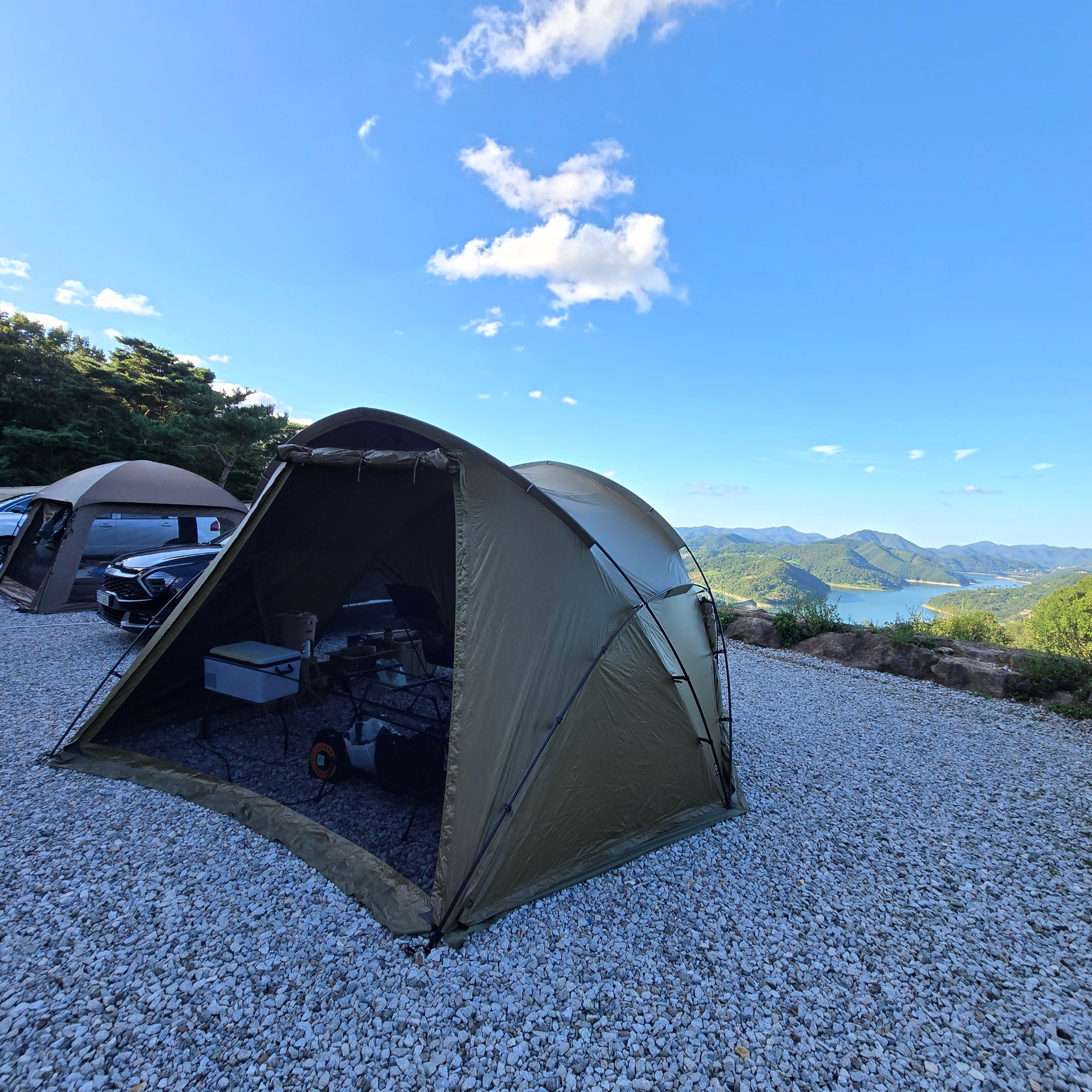 Helinox Tactical V-Tarp 4.0 R1 Coyote Tan, Helinox Savanna Chair All Black 착용 스타일 - 4
