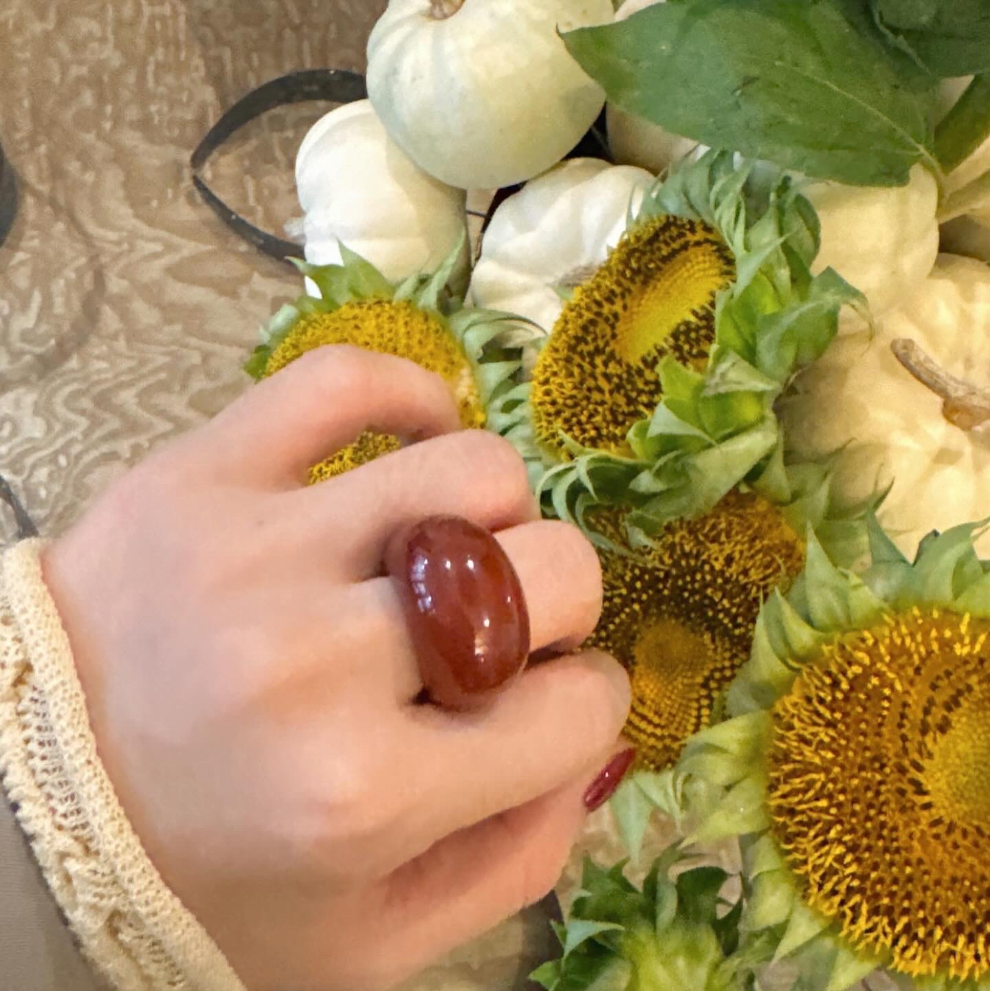 FARVEN Jasper Ring Brick Red 착용 스타일
