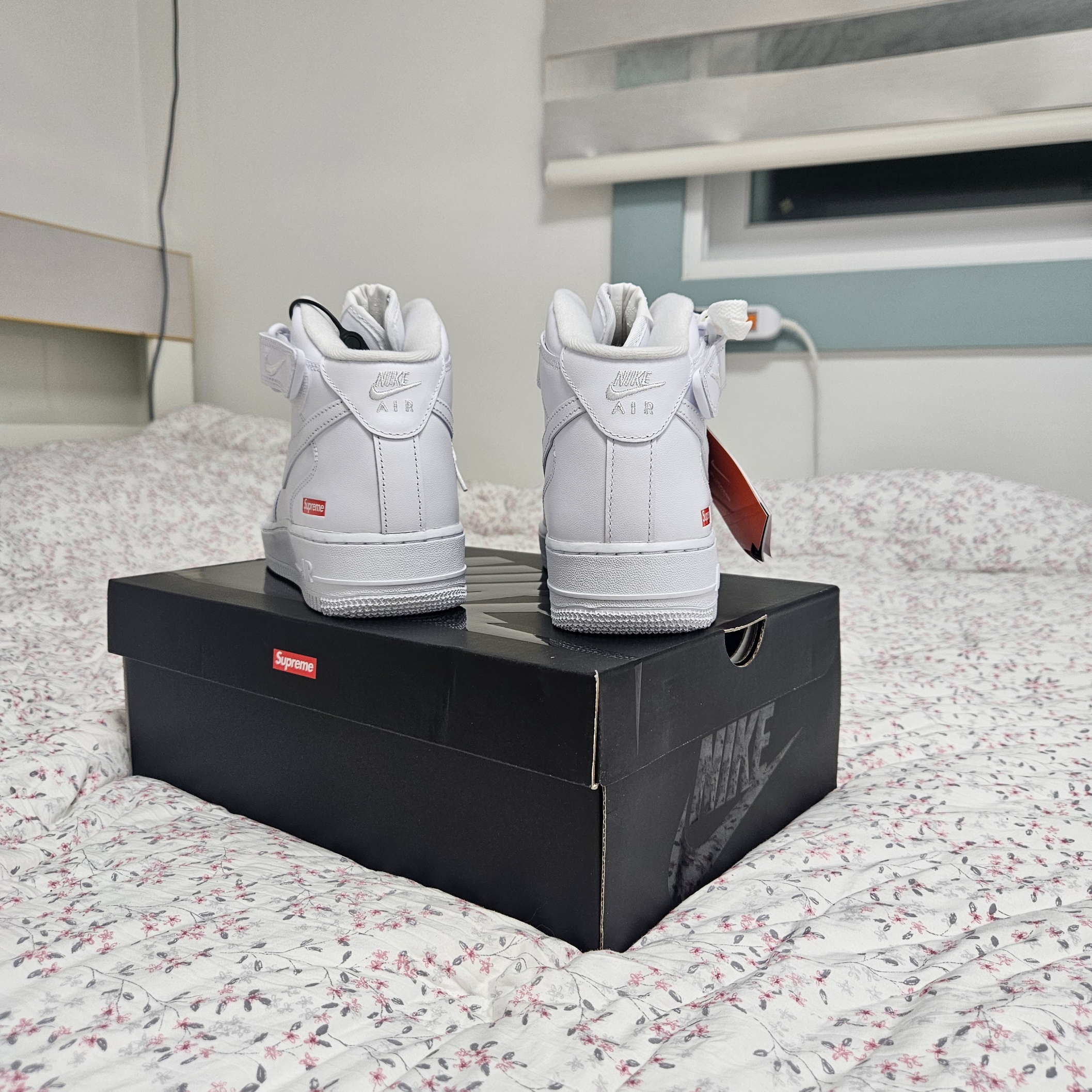 Nike x Supreme Air Force 1 Mid White 착용 스타일 - 3