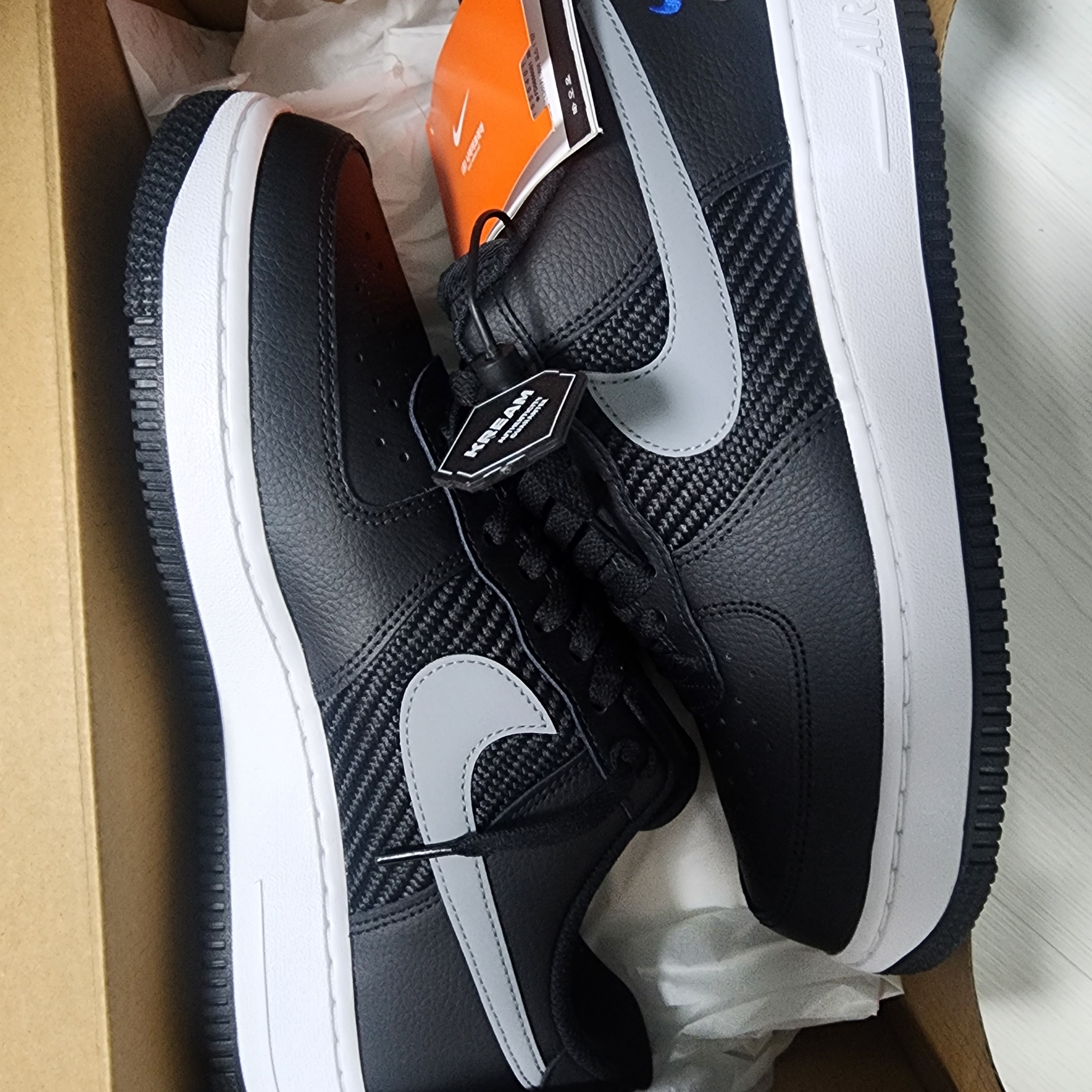 Nike Air Force 1 '07 Black Racer Blue 착용 스타일 - 2