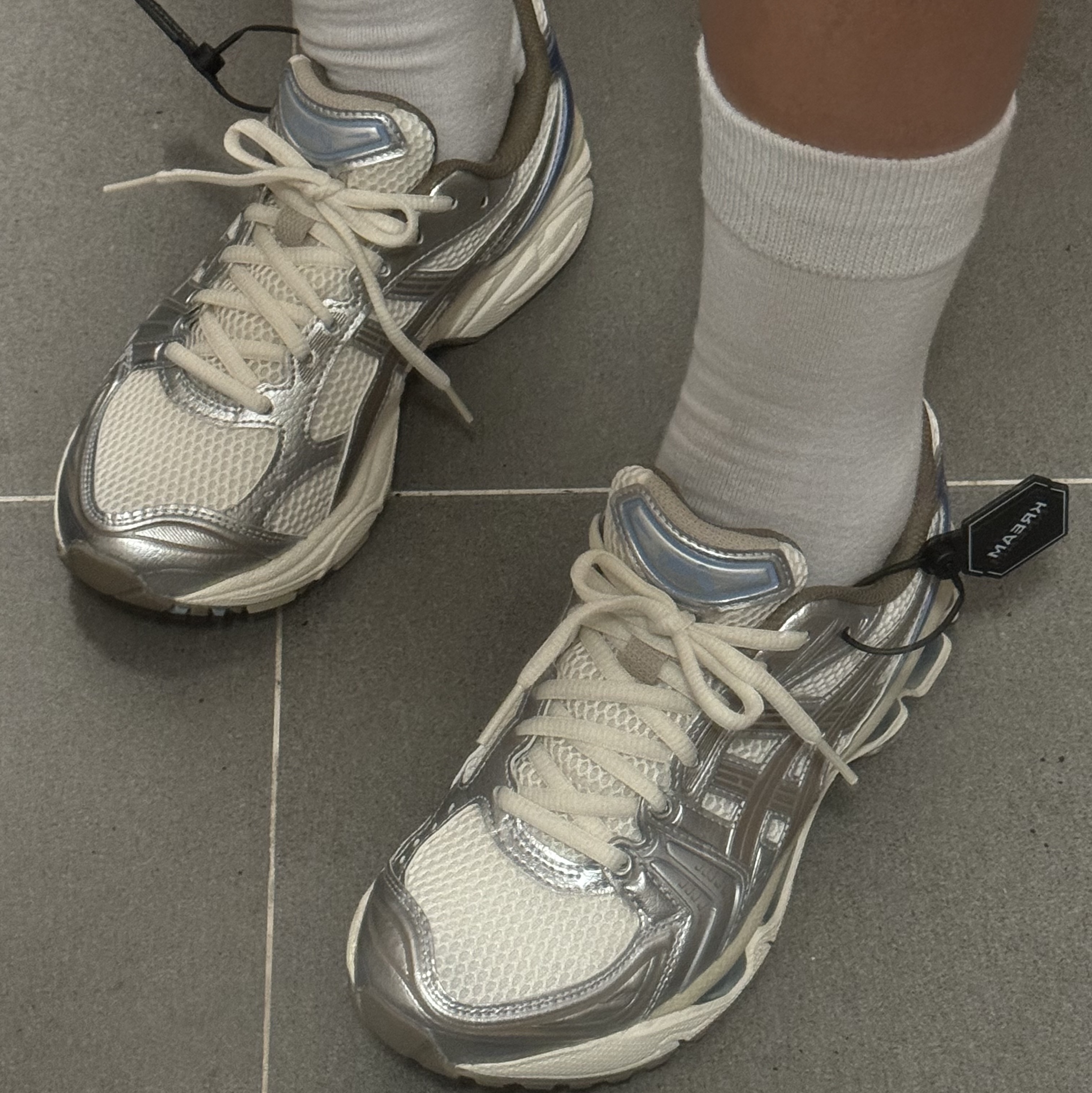 (W) Asics Gel-Kayano 14 Cream Pepper 착용 스타일 - 2
