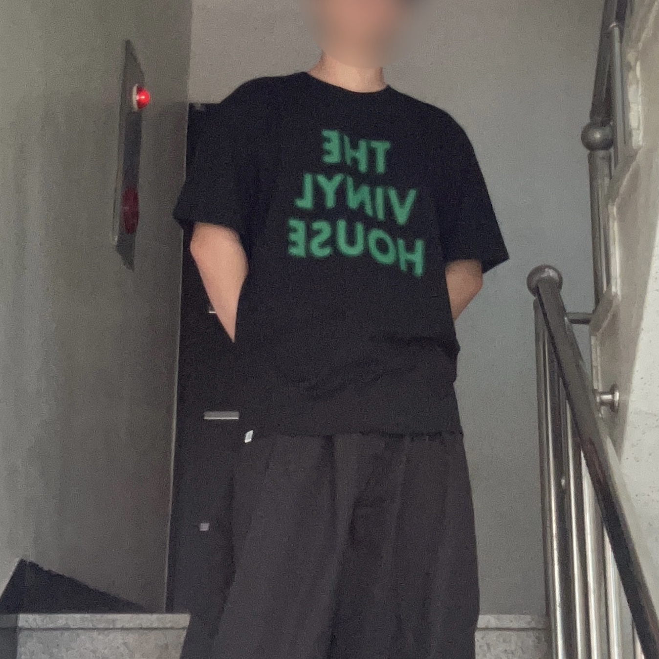 Thevinylhouse Spray Logo T-Shirt Black 착용 스타일