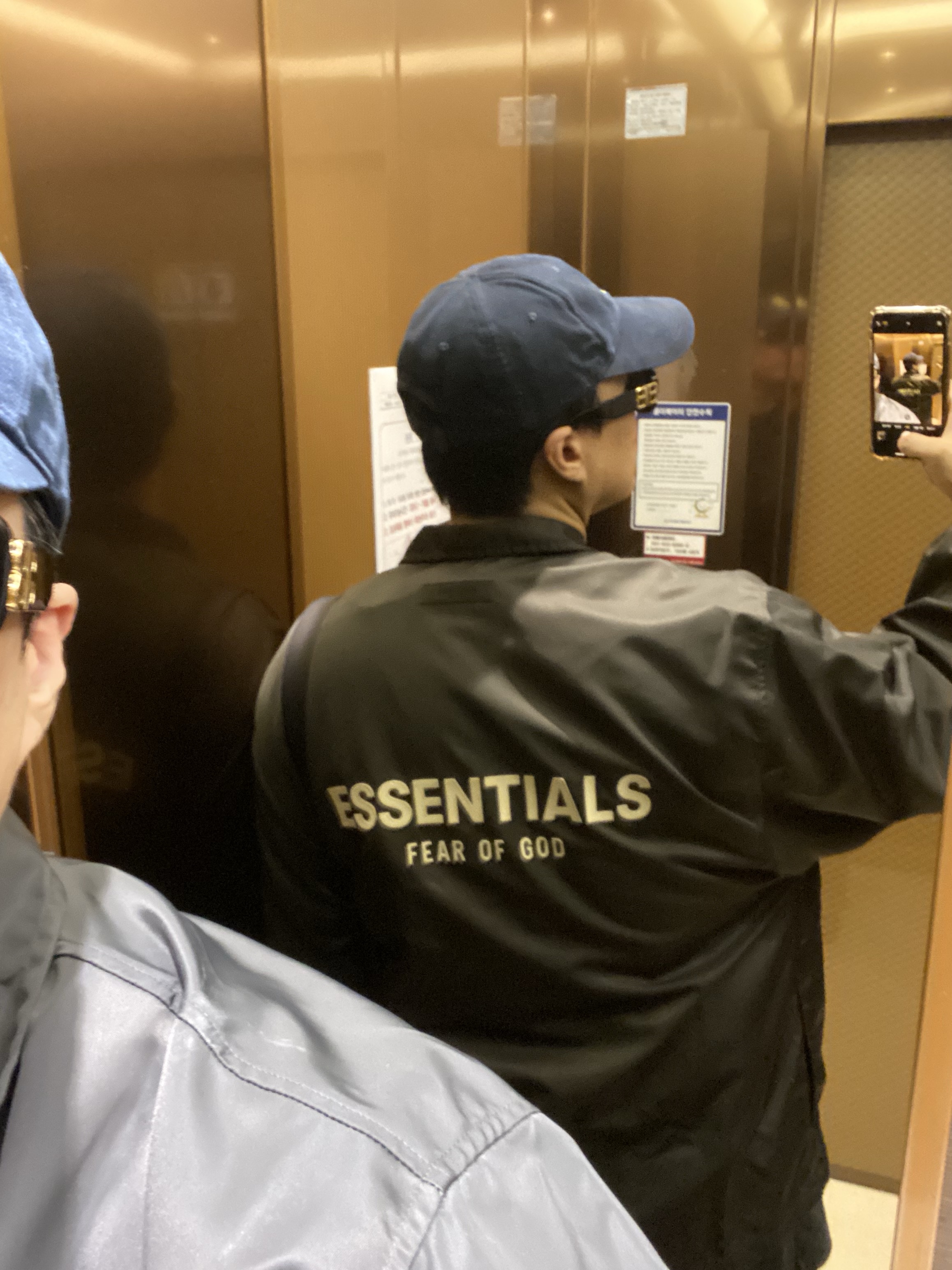 Essentials Coaches Jacket Iron - 22SS, (W) Nike Shox R4 Black 착용 스타일 - 2