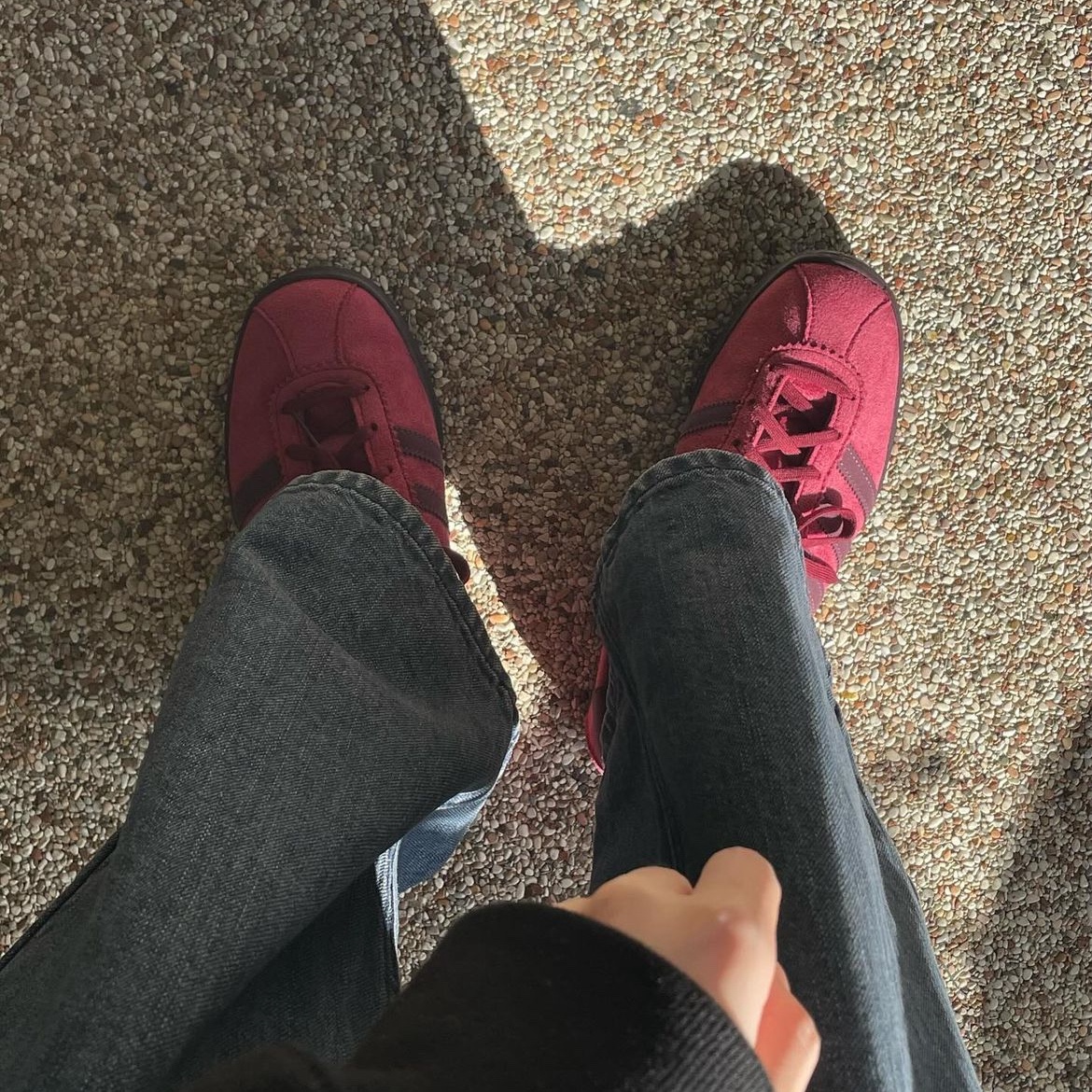 Adidas Tobacco Gruen Collegiate Burgundy 착용 스타일