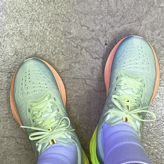Asics Novablast 4 Cool Matcha Safety Yellow 착용 스타일 - 2