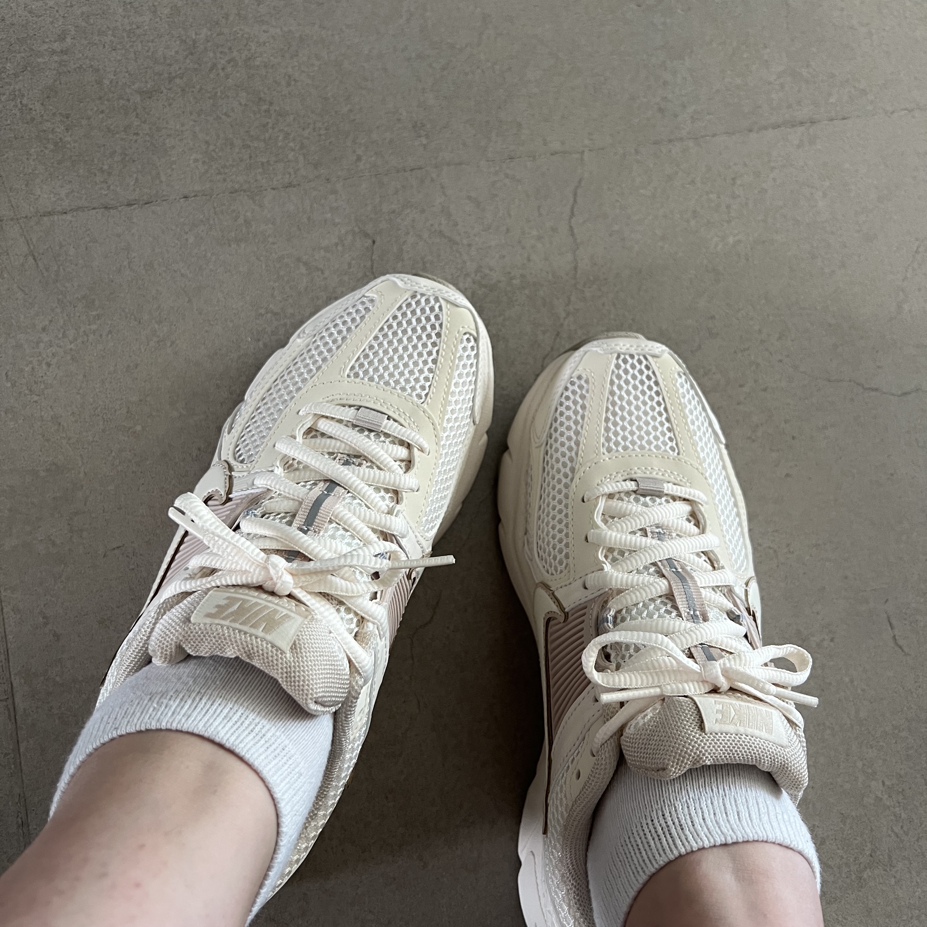 (W) Nike Zoom Vomero 5 Pale Ivory Sanddrift 착용 스타일 - 1