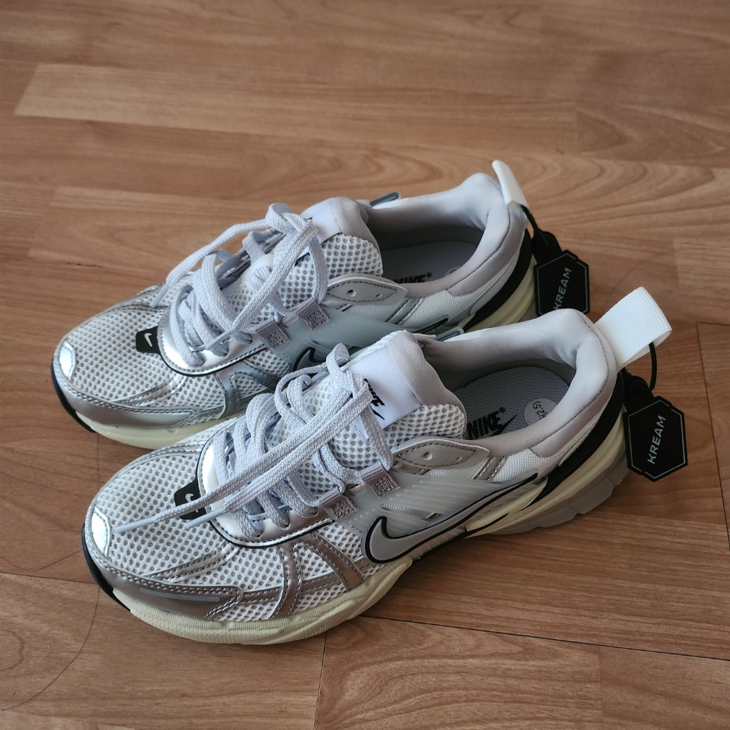 Nike V2K Run Summit White Metallic Silver 착용 스타일