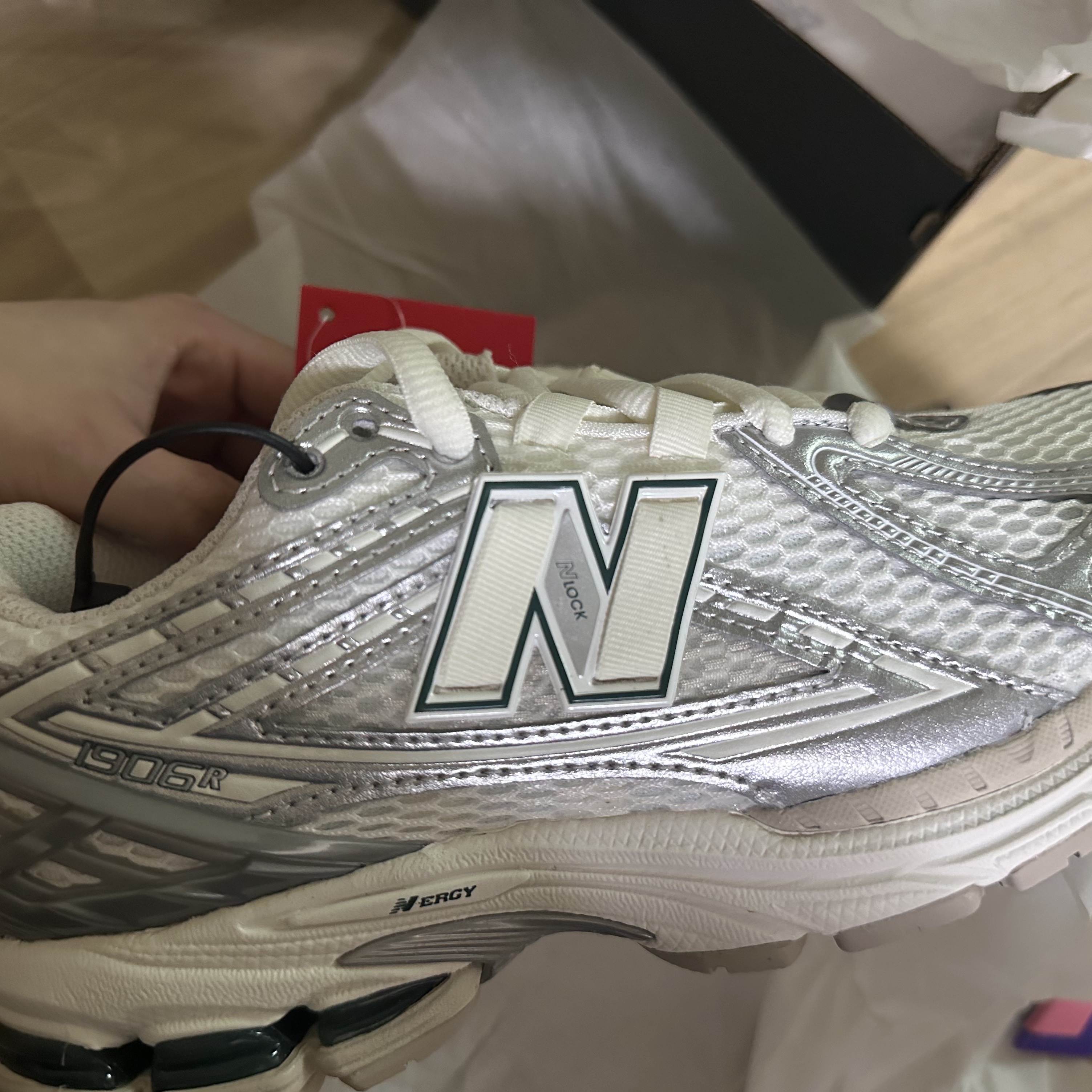 New Balance 1906R Silver Metallic Sea Salt 착용 스타일