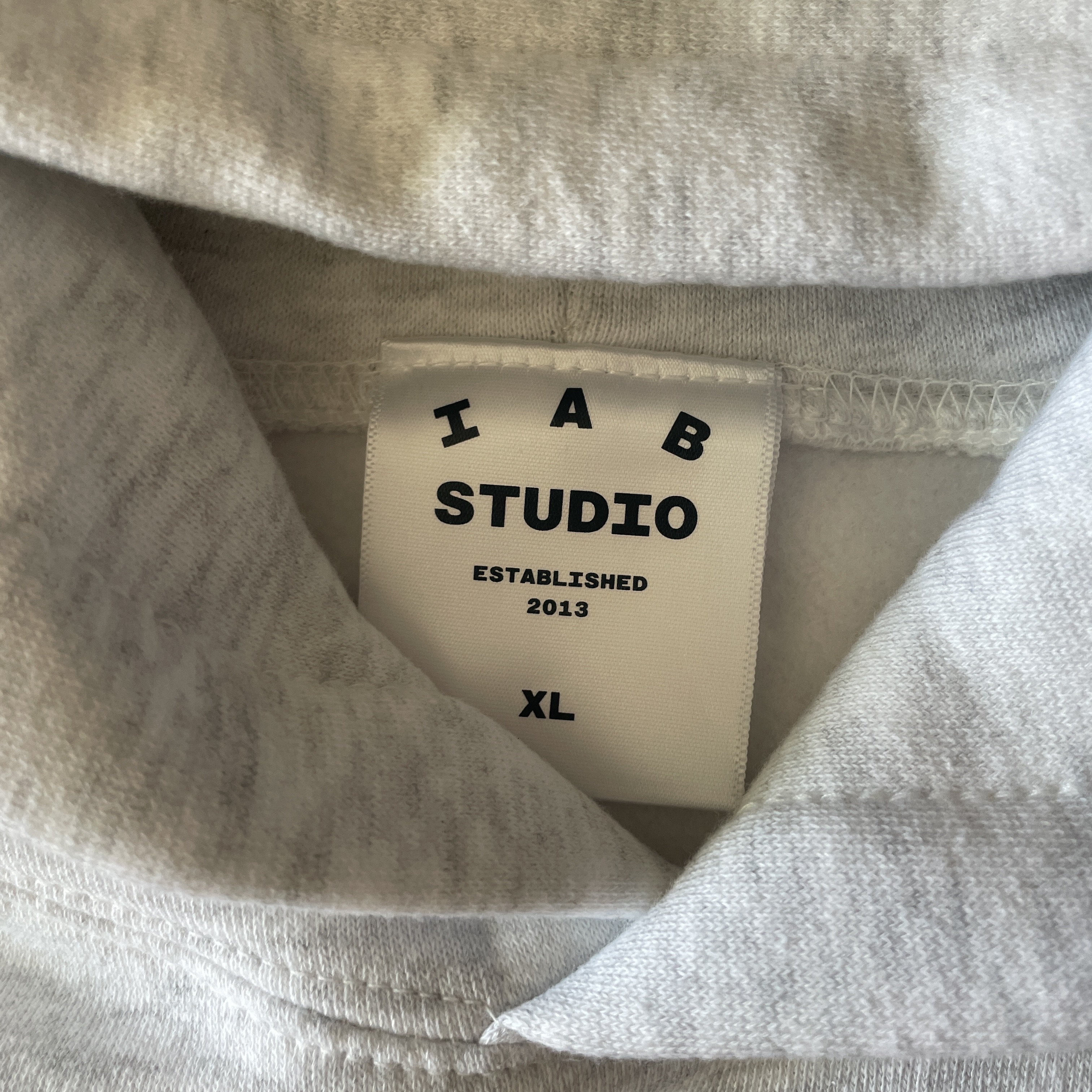 IAB Studio Hoodie Light Gray 착용 스타일 - 2
