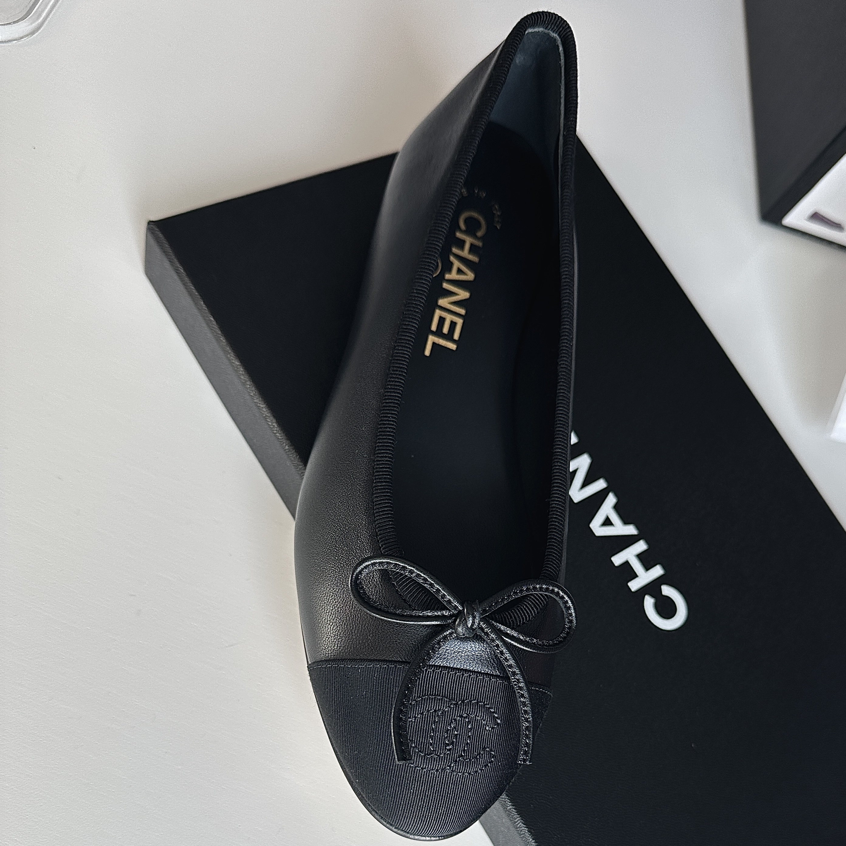 (W) Chanel Ballerina Flat Lambskin Grosgrain & Black 착용 스타일 - 1