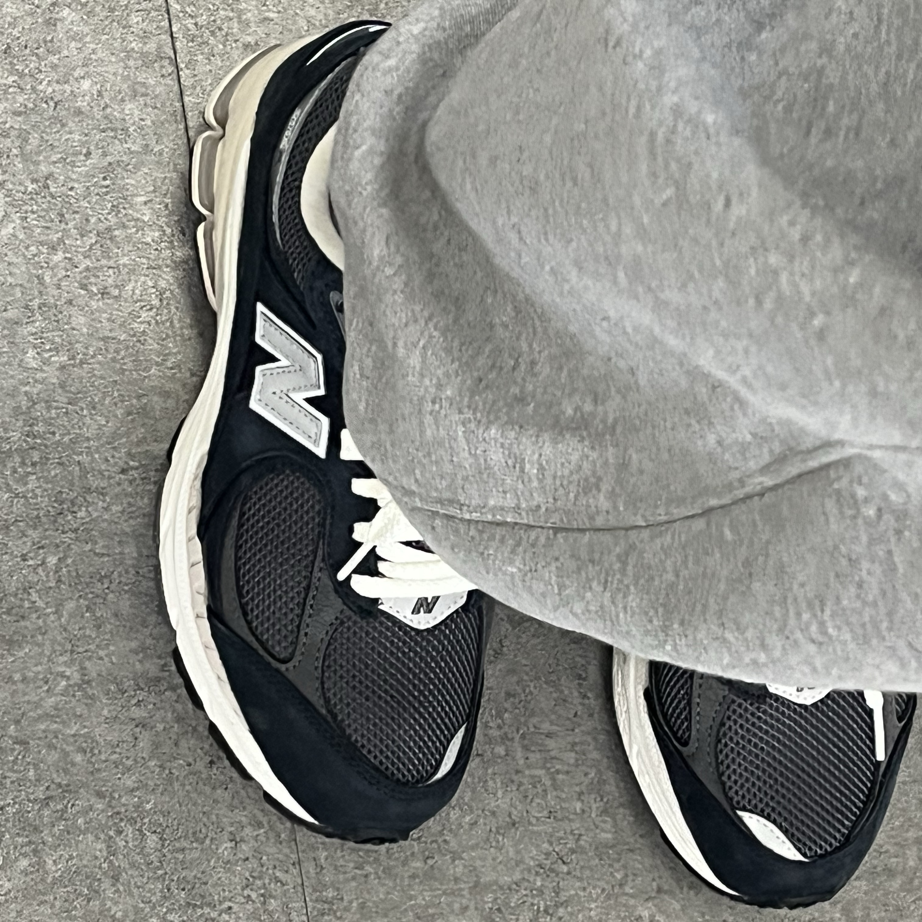 New Balance 2002R Premium Vintage Navy Grey 착용 스타일 - 2