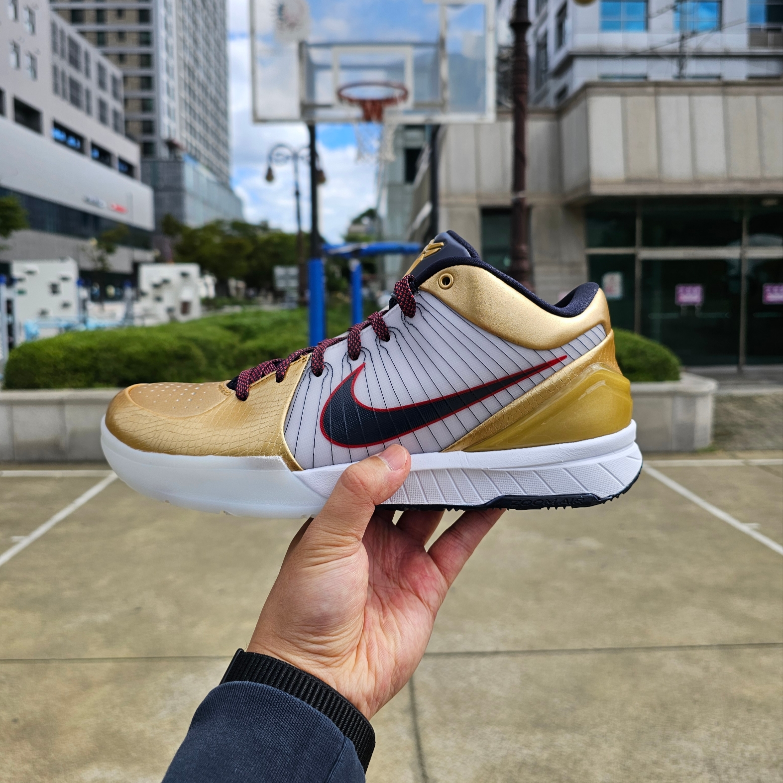 Nike Kobe 4 Protro Metallic Gold and Dark Obsidian 착용 스타일