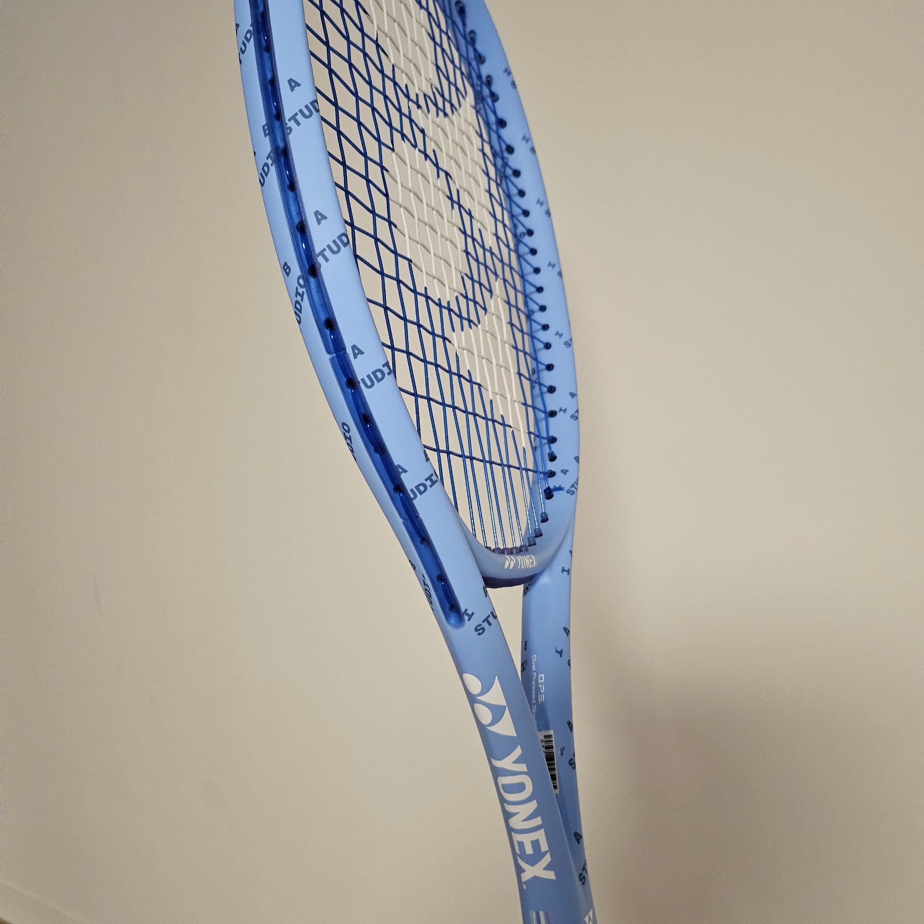 IAB Studio x Yonex Ezone Tennis Racket 착용 스타일 - 2