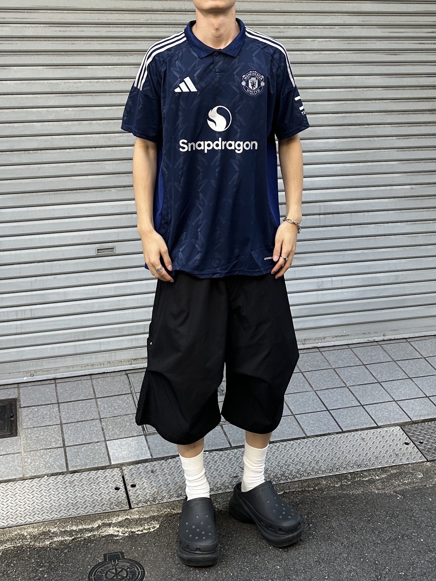 Adidas Manchester United 2024/25 Away Jersey Night Indigo - KR Sizing (Non Marking Ver.), Balenciaga x Crocs Slide Sandal Black 착용 스타일 - 4