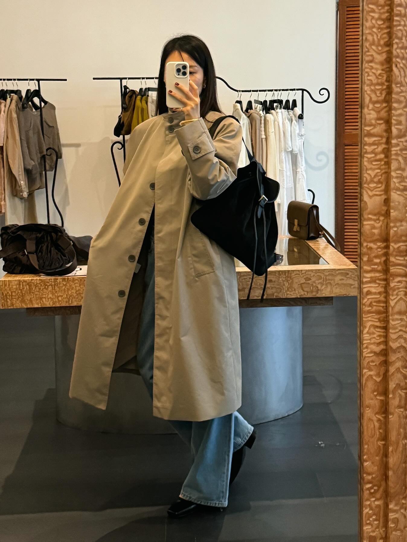 FARVEN Velour Triangle Backpack Black, FARVEN Pratt Two Tone Trench Coat Beige 착용 스타일 - 1