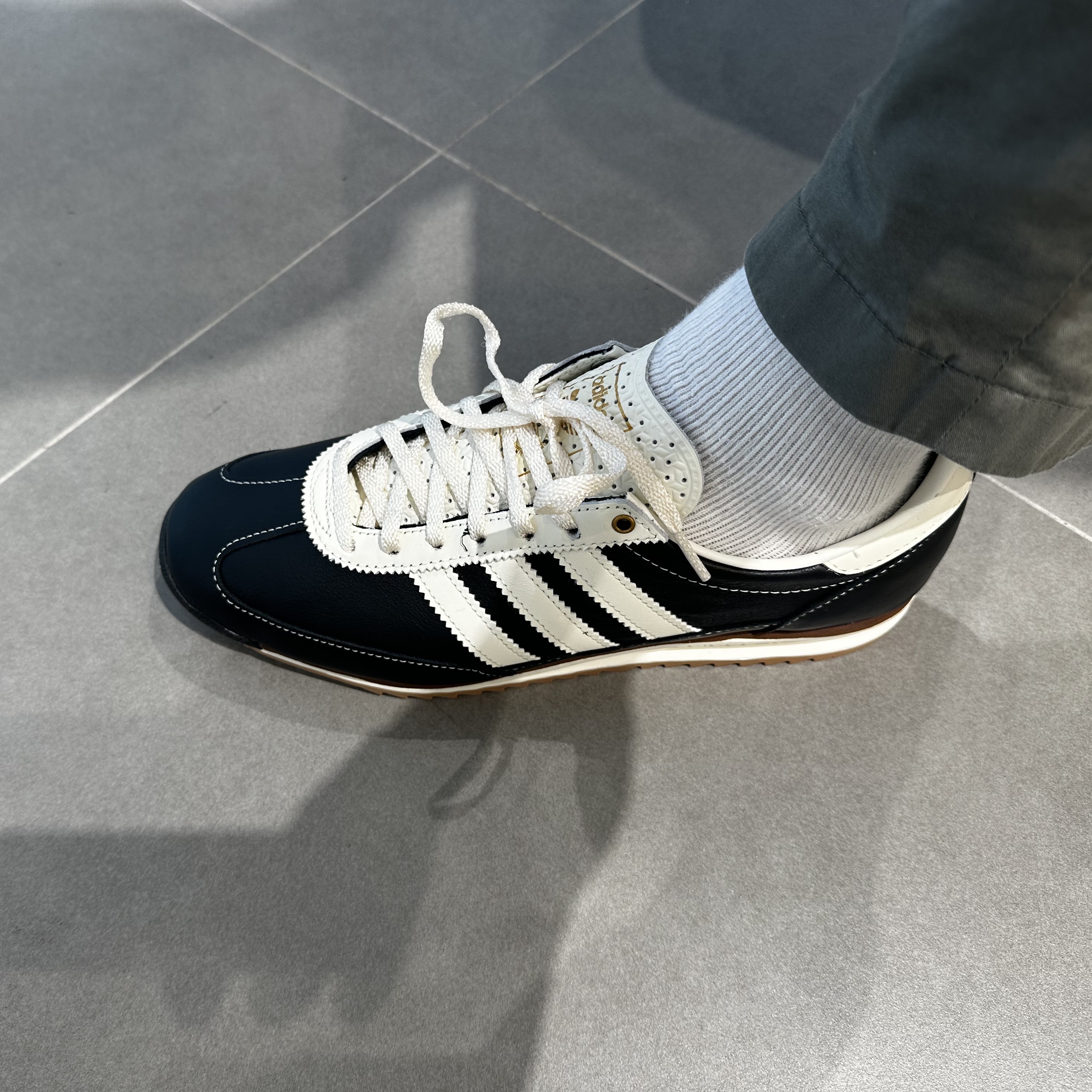 (W) Adidas SL 72 OG Core Black Off White 착용 스타일 - 2