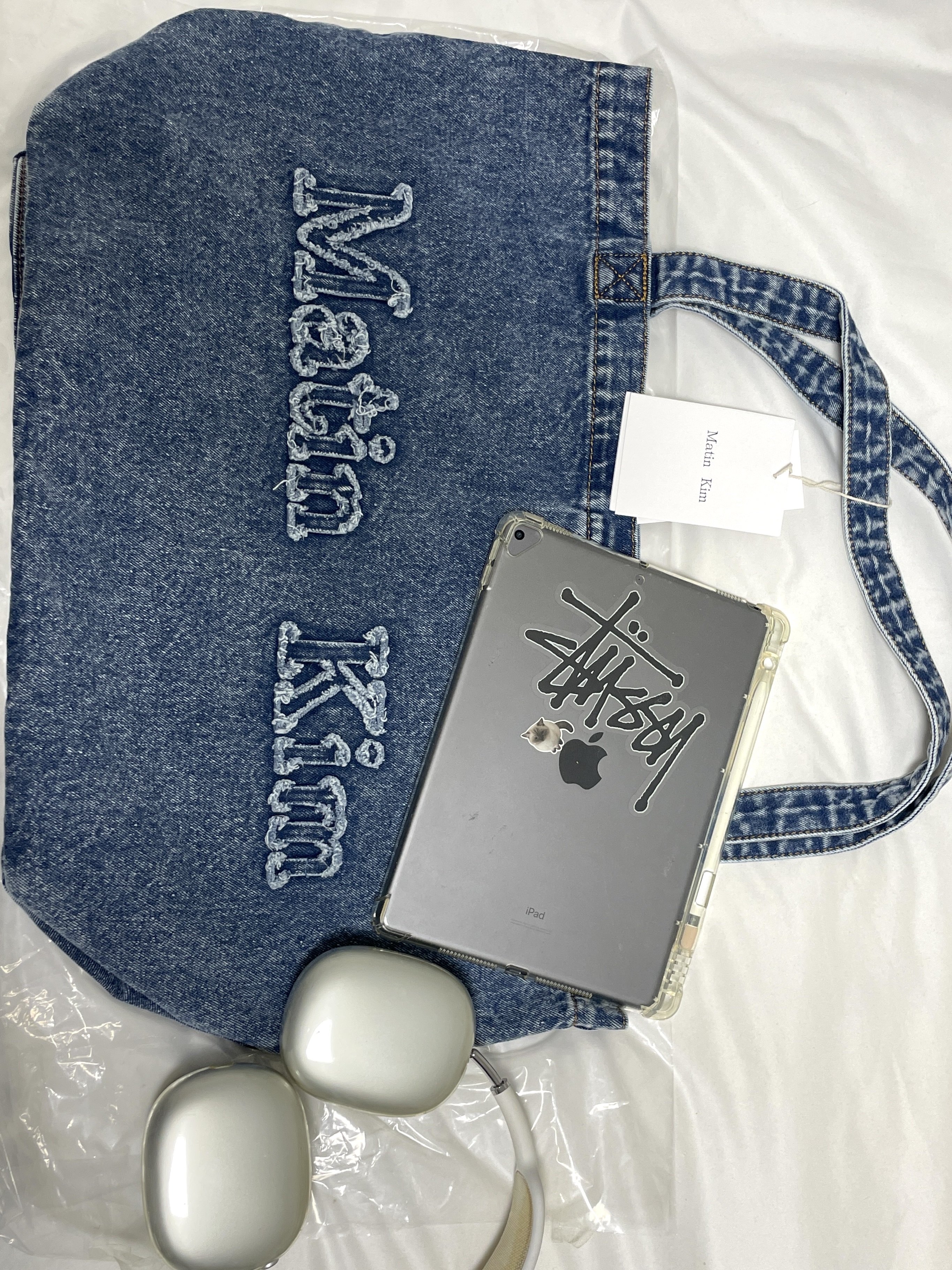 Matin Kim Logo Washed Denim Tote Bag Blue 착용 스타일