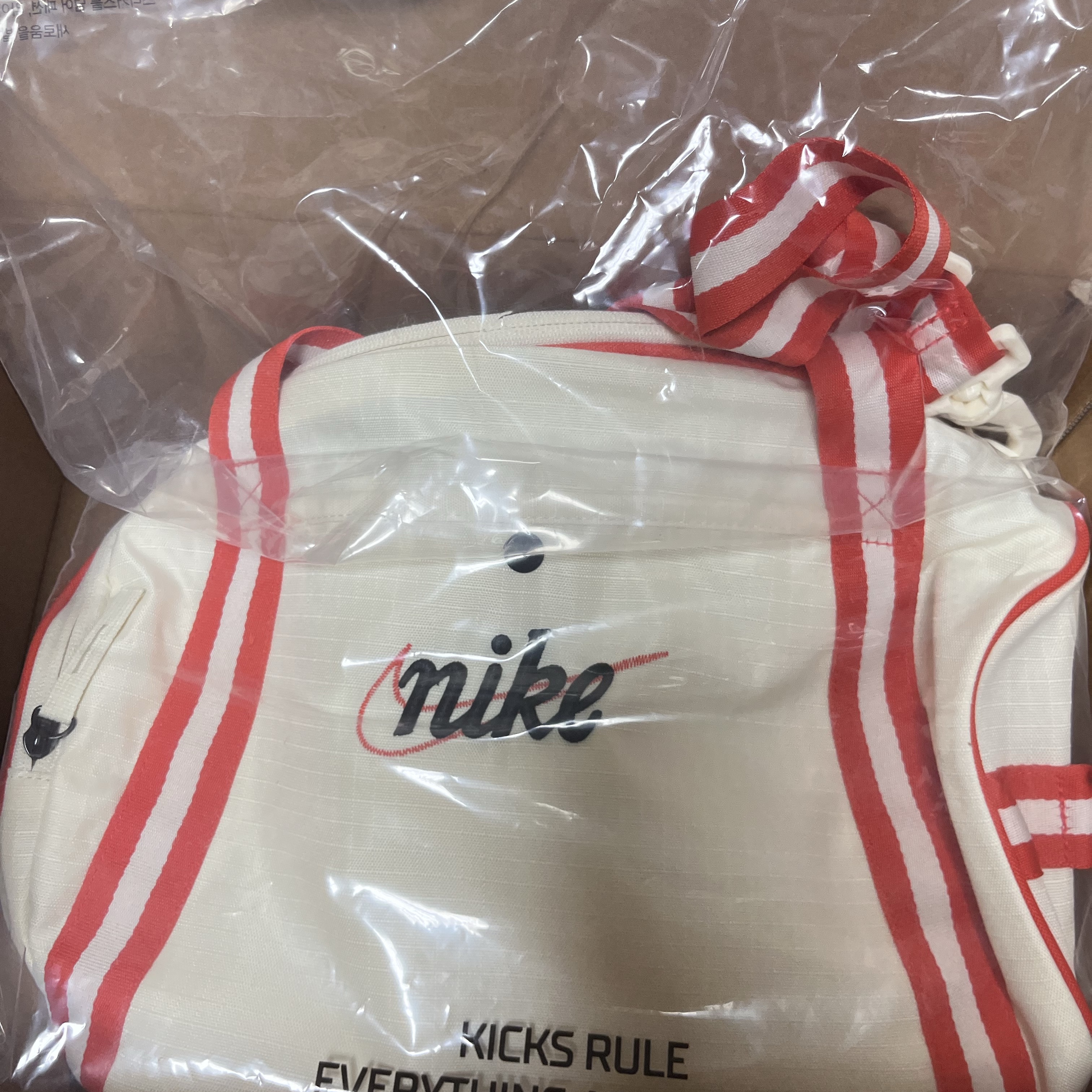 Nike Heritage Retro Duffle Bag 13L Coconut Milk Picante Red 착용 스타일