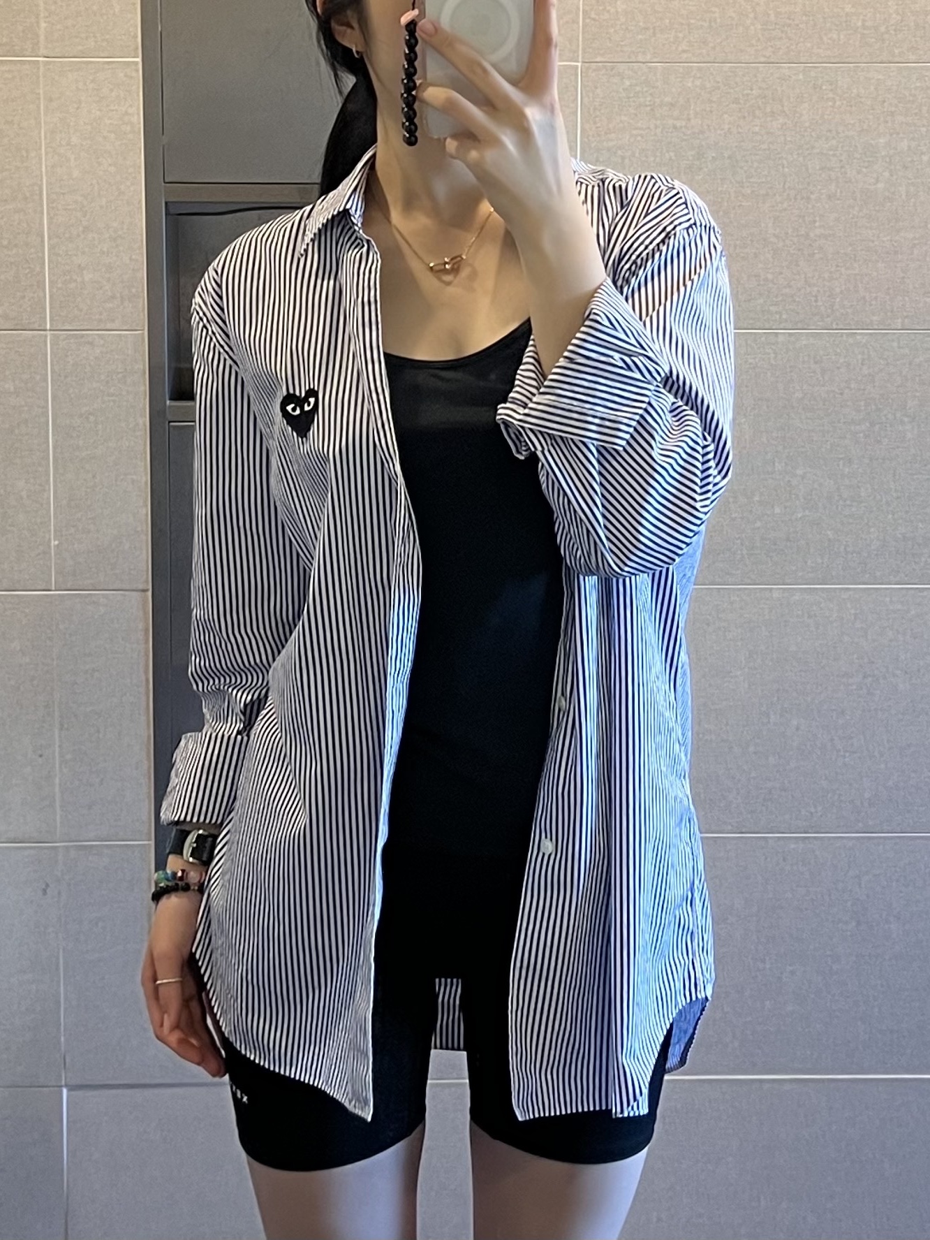 Play Comme des Garcons Striped Black Heart Shirt Blue 착용 스타일 - 4